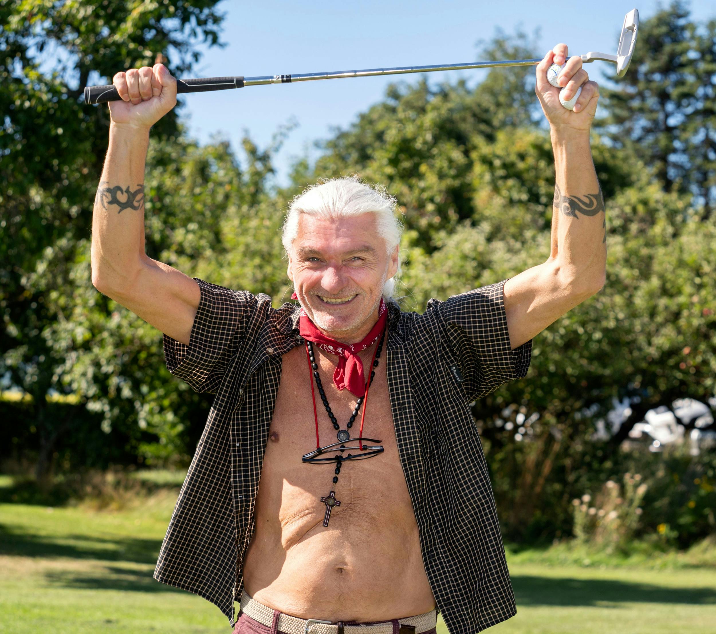 JR spillede med åben skjorte og bredt smil.