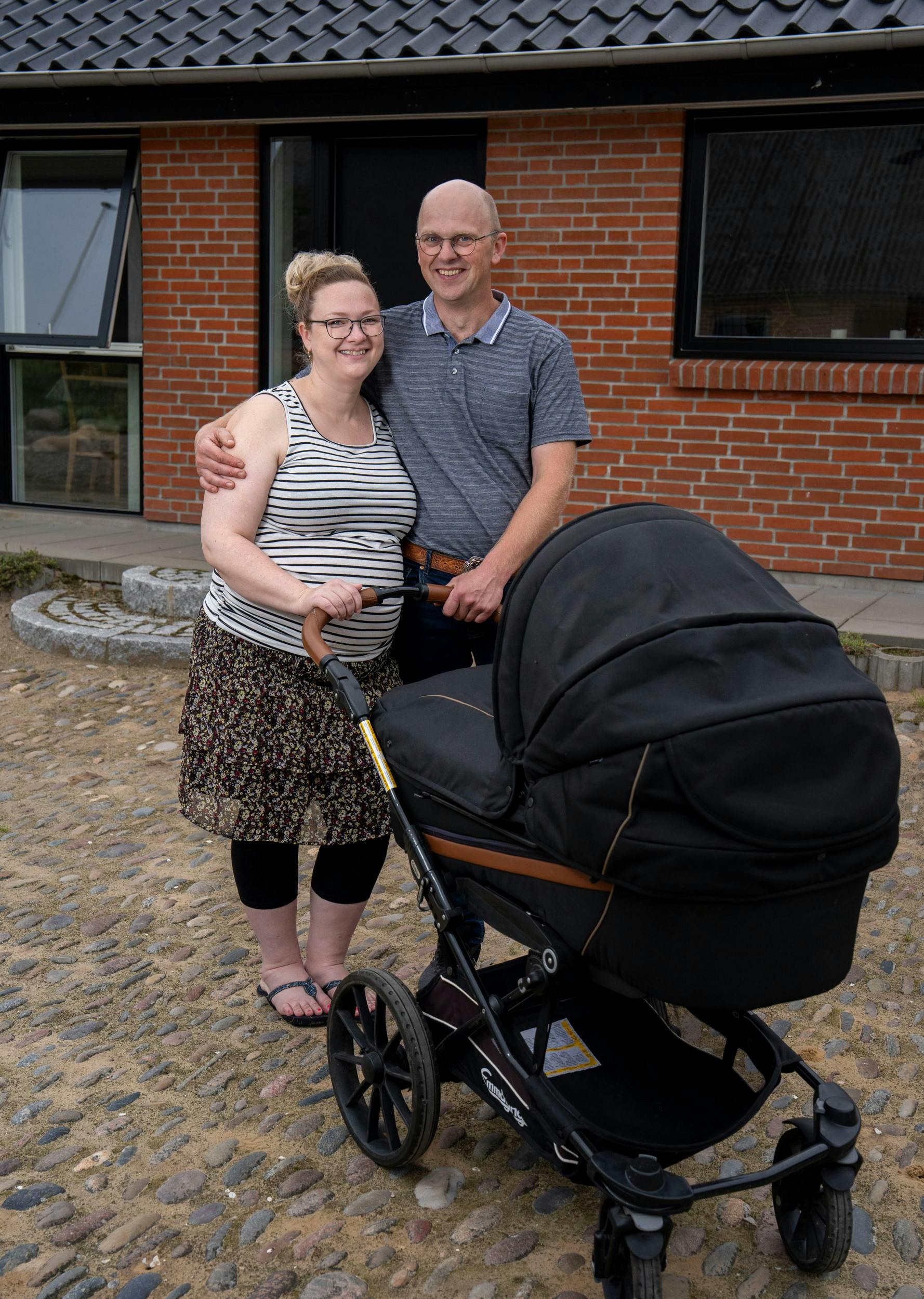 Børneværelset mangler lidt, men barnevognen står klar til sin jomfrutur.