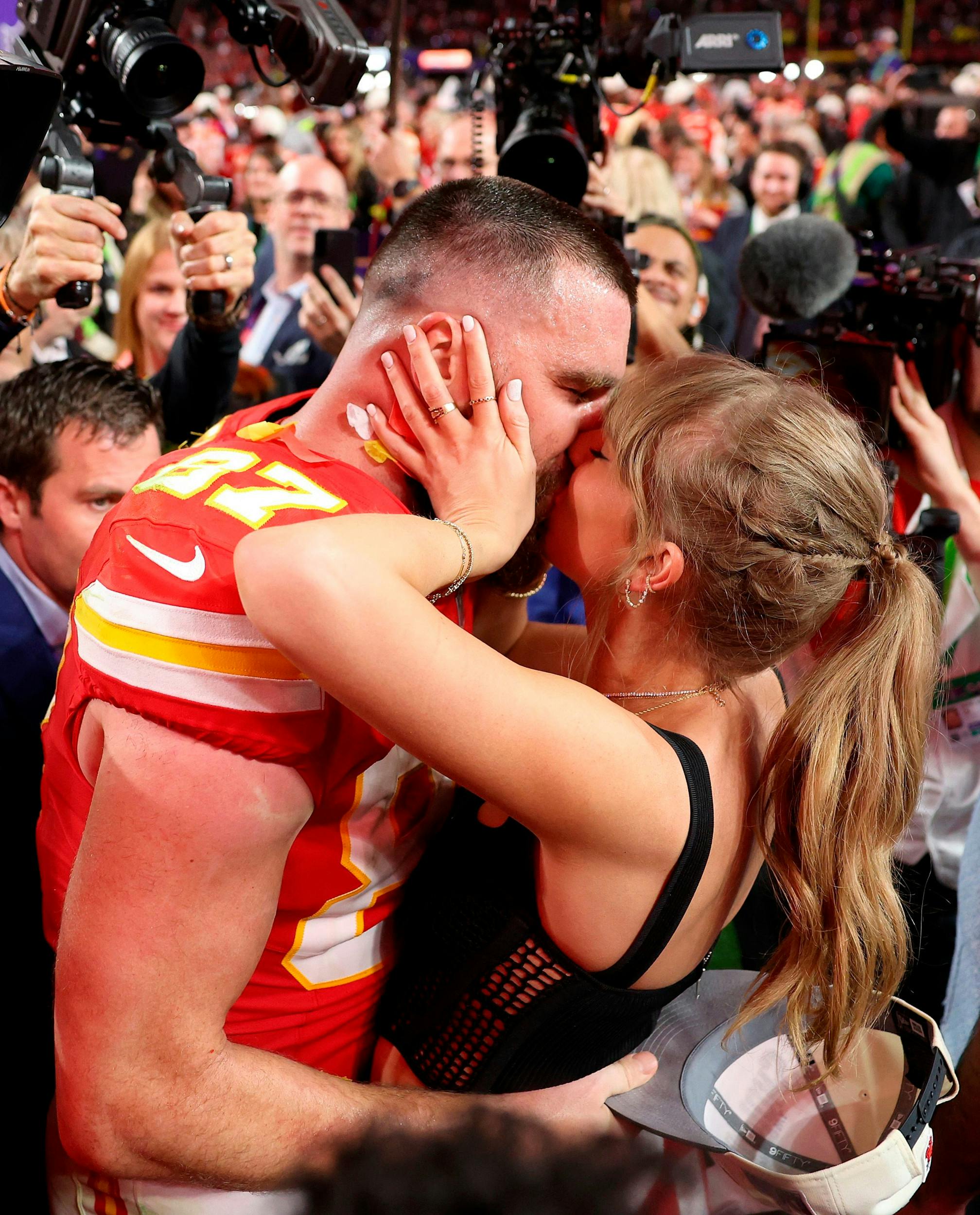 Da Travis Kelces football-hold Kansas City Chiefs sejrede i Super Bowl i februar 2024 i Las Vegas, fik han et velfortjent kys af Taylor Swift. 