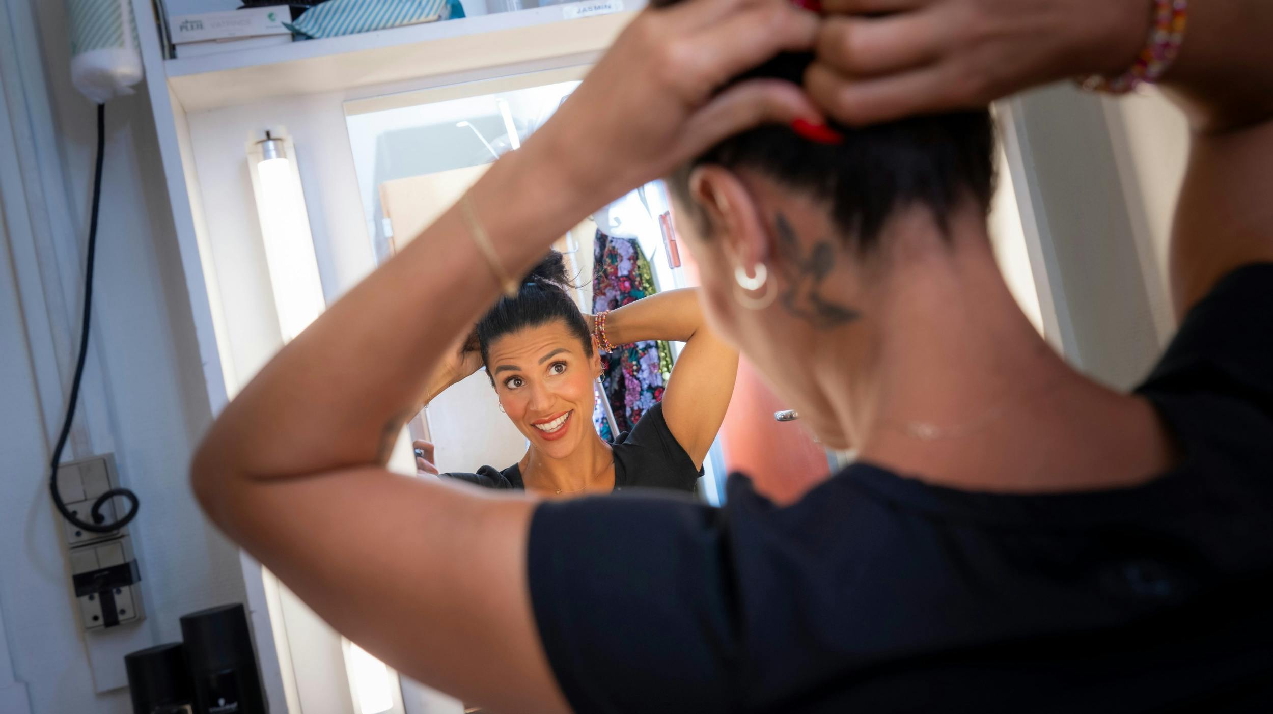Man kan godt kalde Jasmin for et kreativt multitalent, og hun sørger også selv for at lægge make up og sætte hår inden showet.