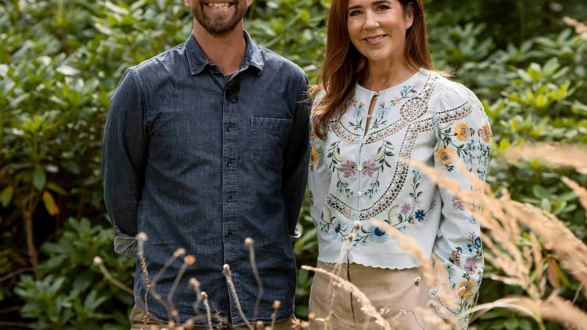 Dronning Mary , 53, undgik ubehagelige spørgsmål, da hun inviterede Søren Vester , 47, ind til havesnak i Fredensborg.