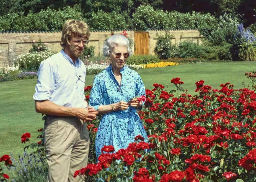 Dronning  Ingrid  var kongehuset første realitystjerne, da hun inviterede  Søren Ryge , 80, til havesnak i Graasten. 