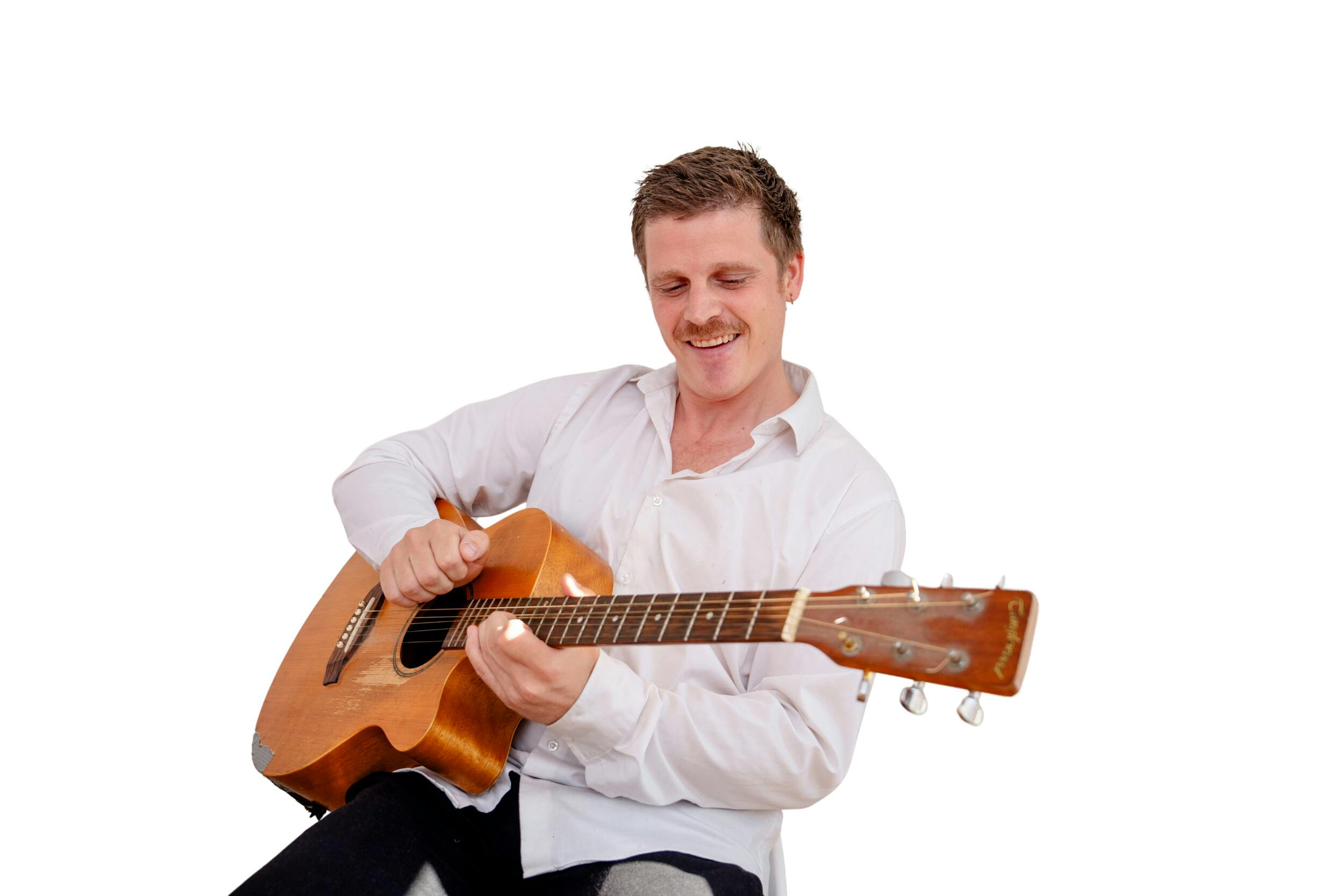 Otto er vild med at spille guitar.