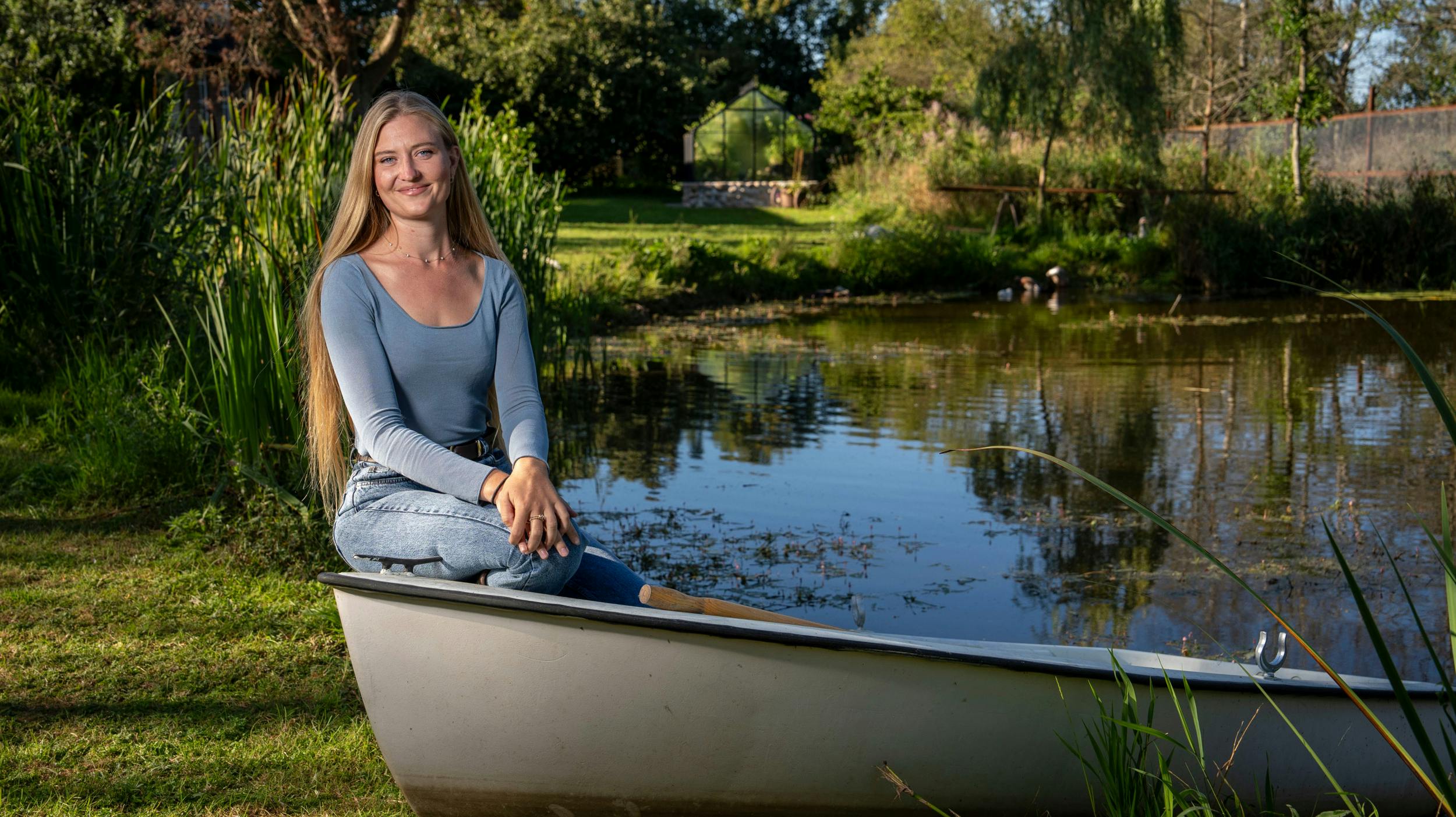Mia Krongaard Jacobsen , 25, bor helt alene på en nedlagt gård langt ude på landet, og hun håber, at en mand vil gøre hende selskab.