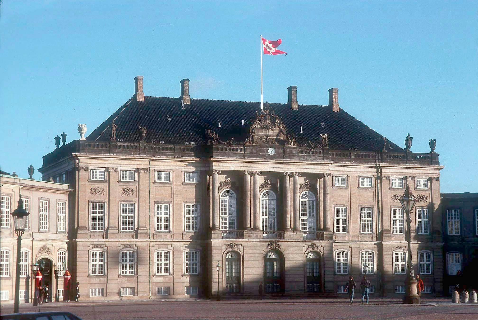 Vedligeholdelse – både indvendig og udvendig – af de kongelige slotte er statens problem. De kongelige skal intet betale. 