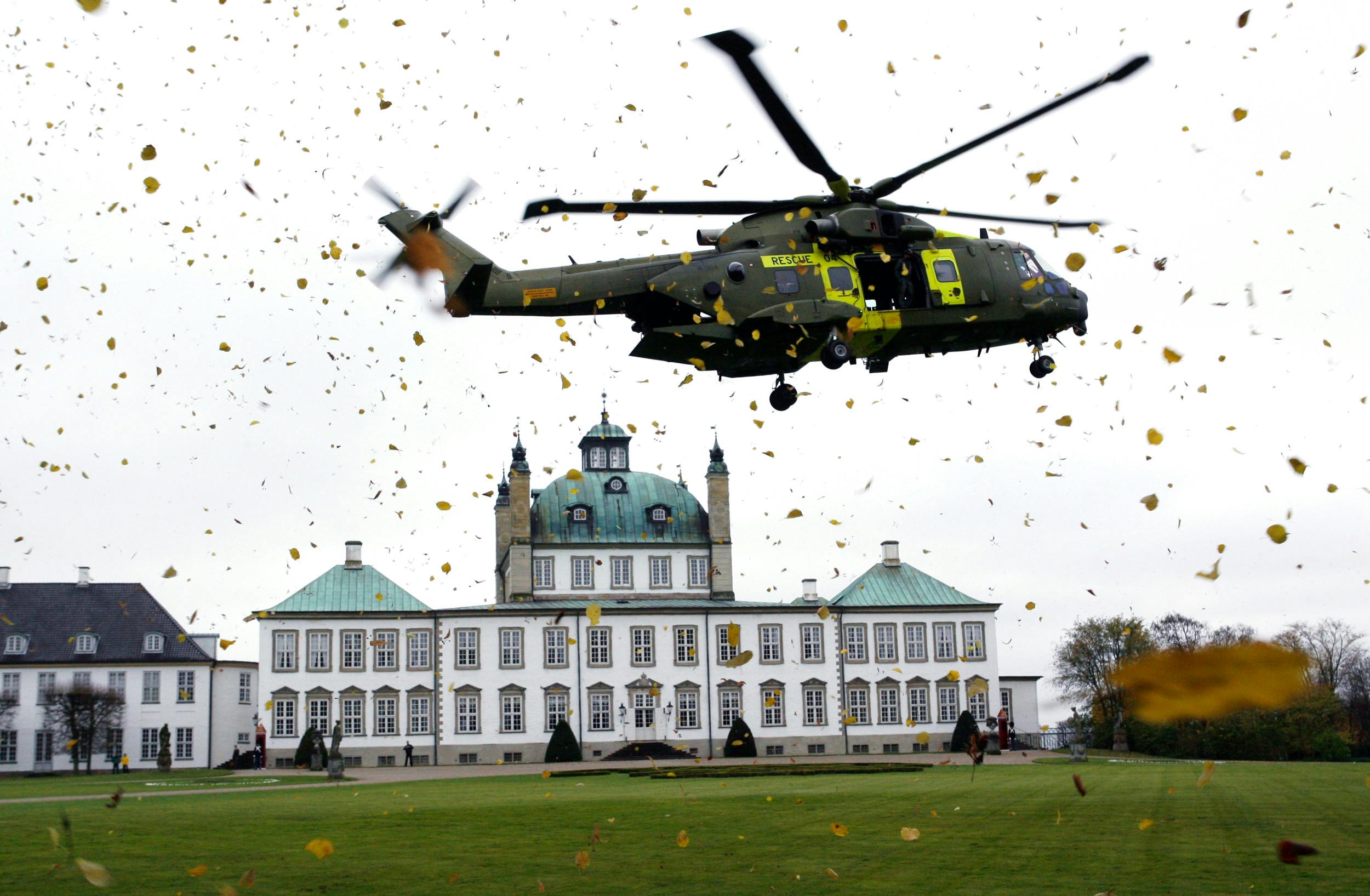 Kongelig transport i fly og helikopter koster kassen – men den udgift dækker Forsvaret.
