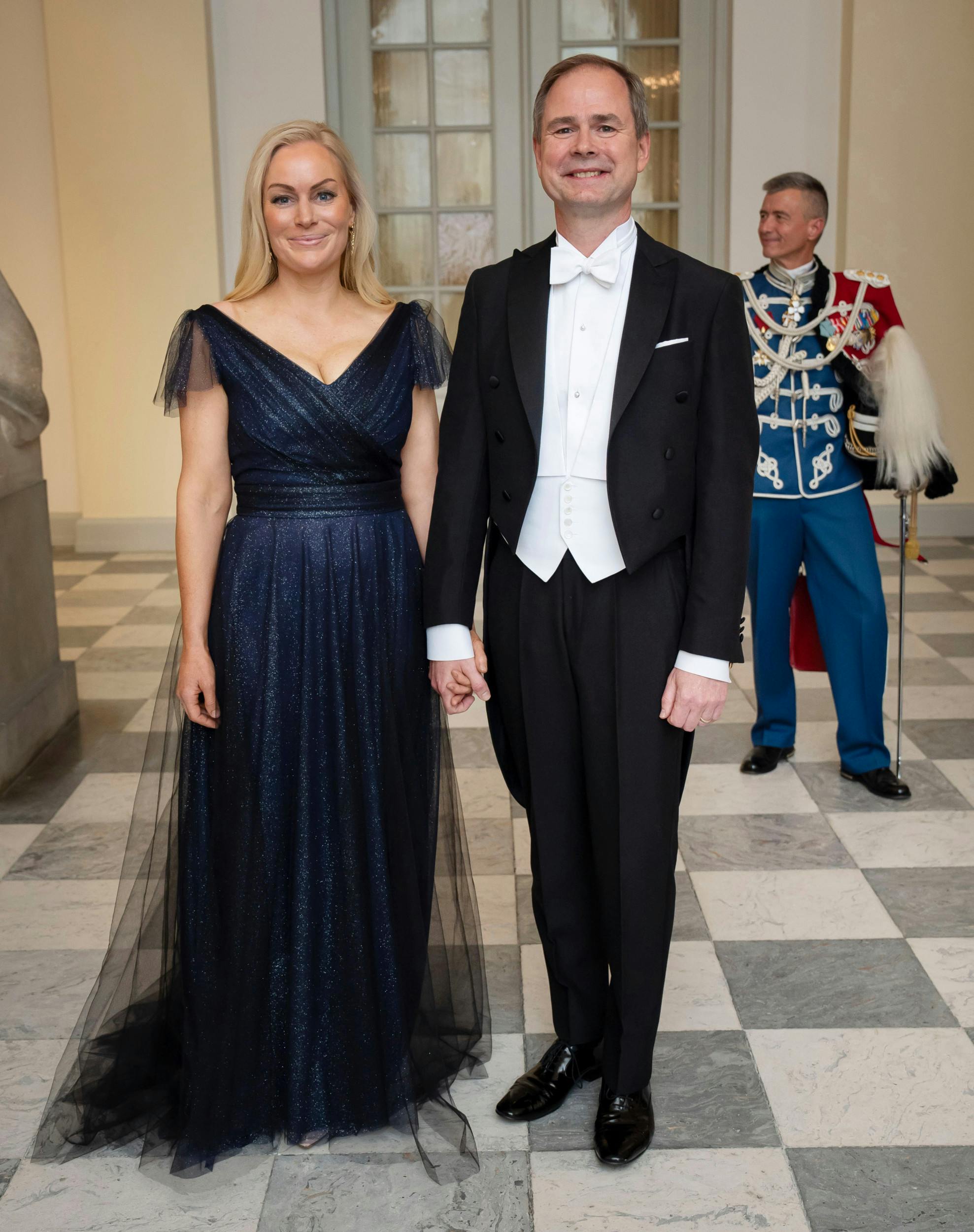 Finansminister Nicolai Wammen , 54 – her med fru Karen , 45 – er en velkommen gæst i kongefamilien. Og meget venligt stemt overfor dem, når der skal deles penge ud.
