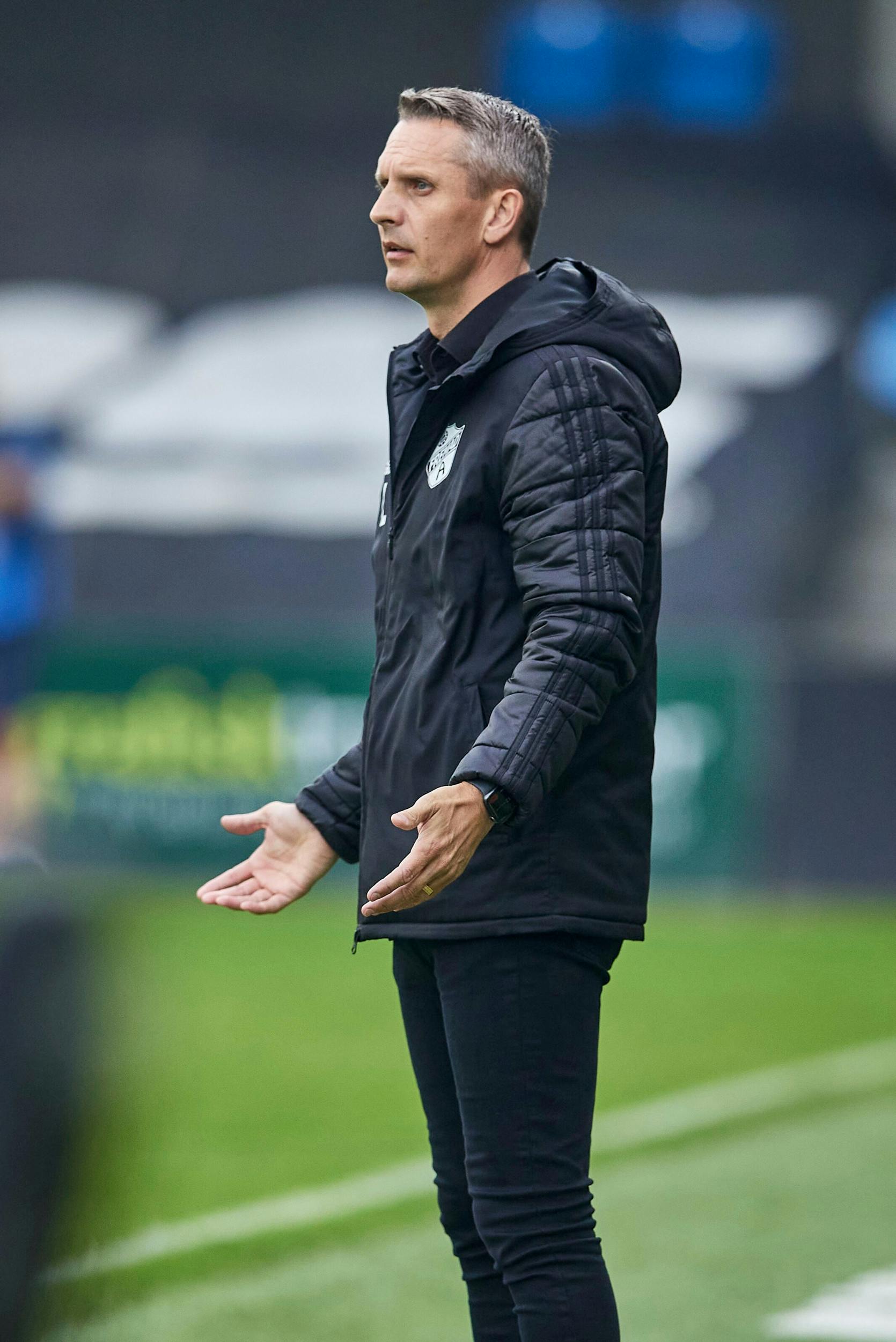 Peter Løvenkrands, 45, spillede seks år i Glasgow, og er nu flyttet tilbage til den skotske by, hvor Kasper Schmeichel sørger for, at han ikke kommer til at kede sig.