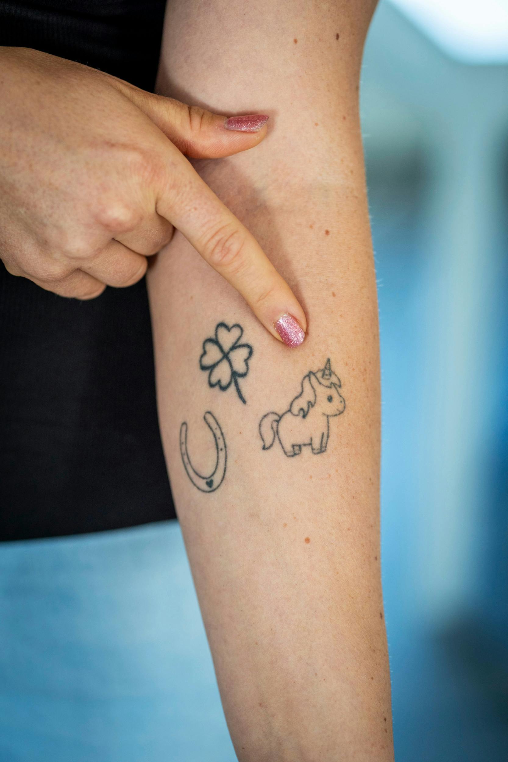 Tatoveringerne på venstre arm refererer til nu afdøde heste, som betød noget særligt.
