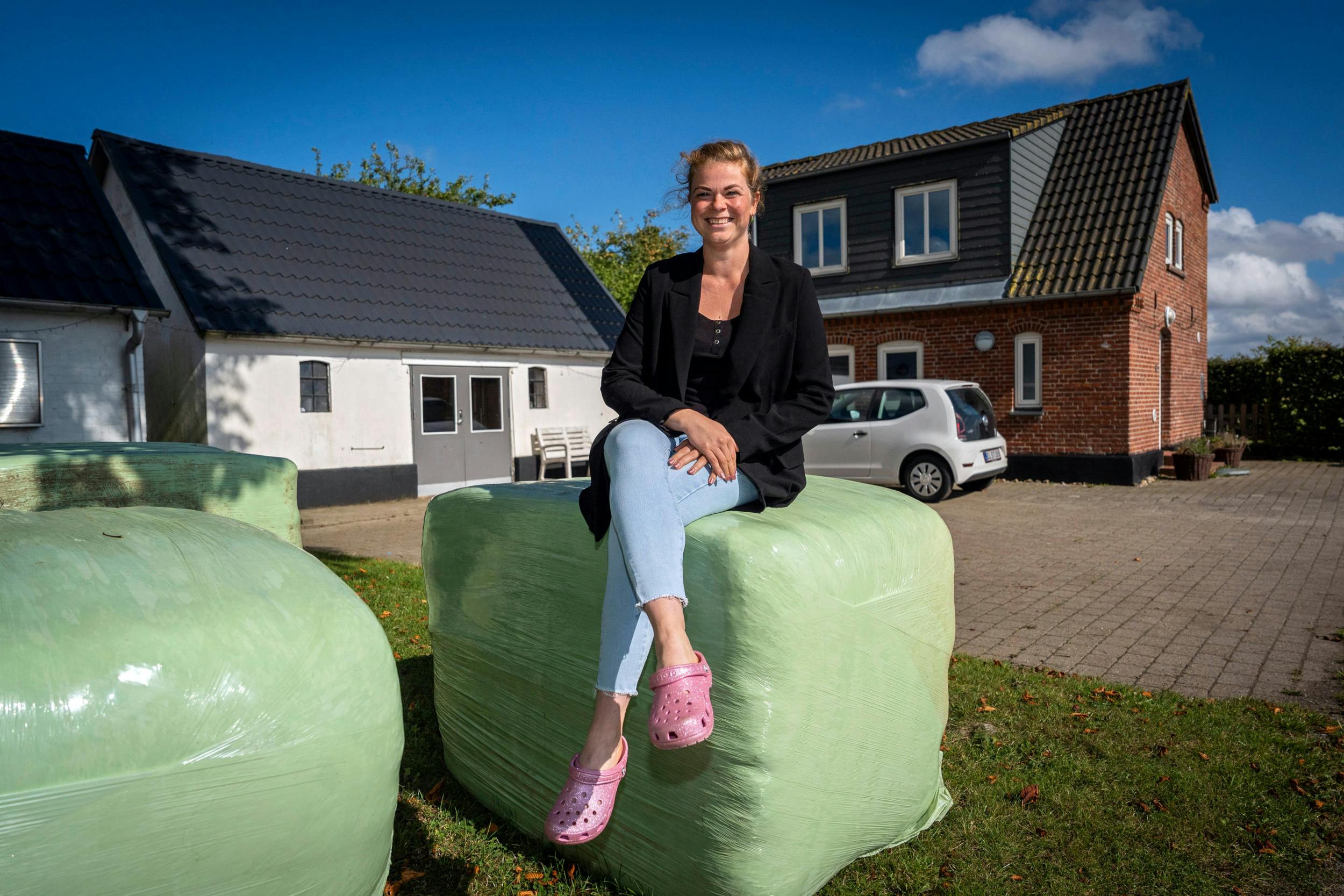 Jydens hus ved Jelling har hun netop sat til salg, men hun er ikke klar på at fortælle, hvad der nu skal ske. 
