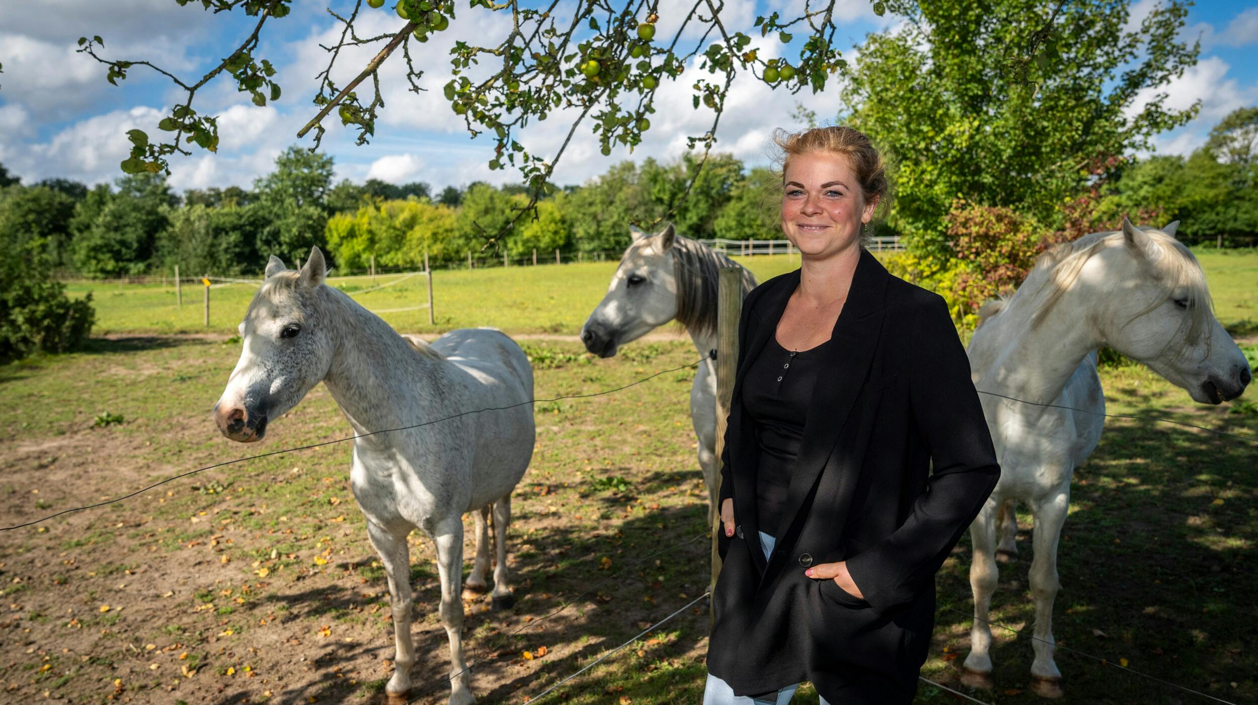 33-årige Laura Lambek , blev for otte år siden smidt af sin hest og brækkede ryggen, men i dag er realitystjernen tilbage i topform.
