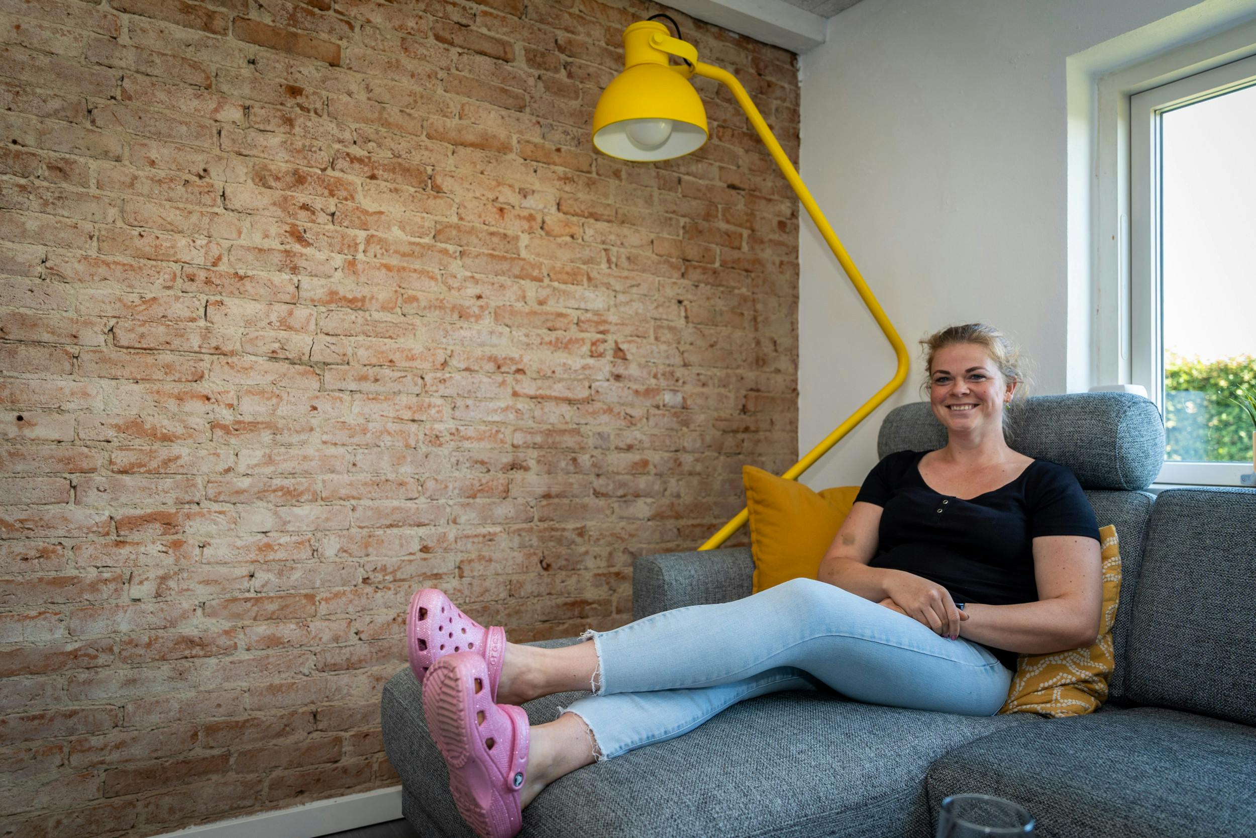 Med kun seks arbejdsdage på en måned har Laura masser af fritid. 