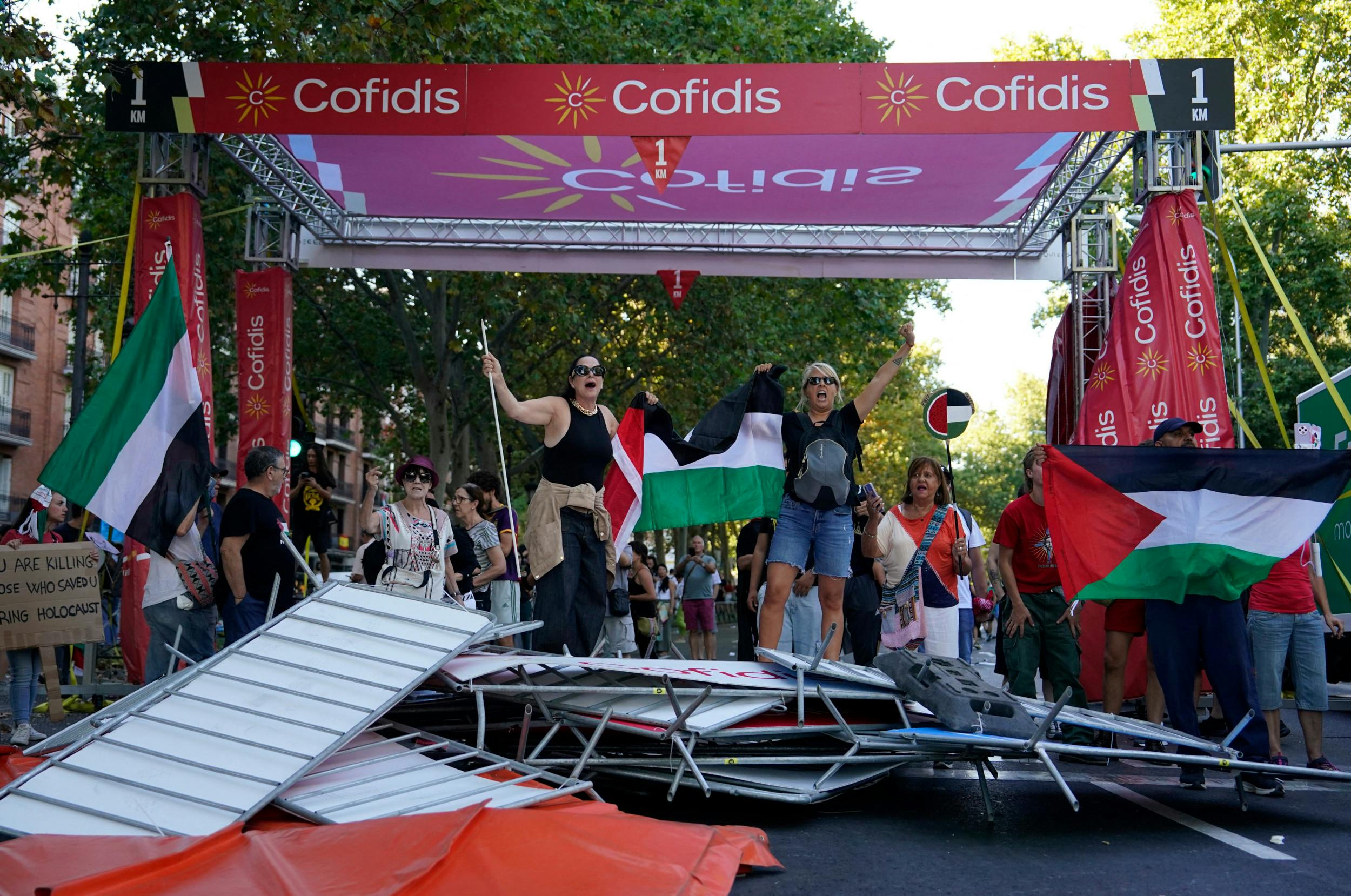 Hvor sidste etape skulle have været kørt, skabte propalæstinensiske demonstranter borgerkrigslignende tilstande i Madrids gader og ødelagde folkefesten for sportsfolket. 