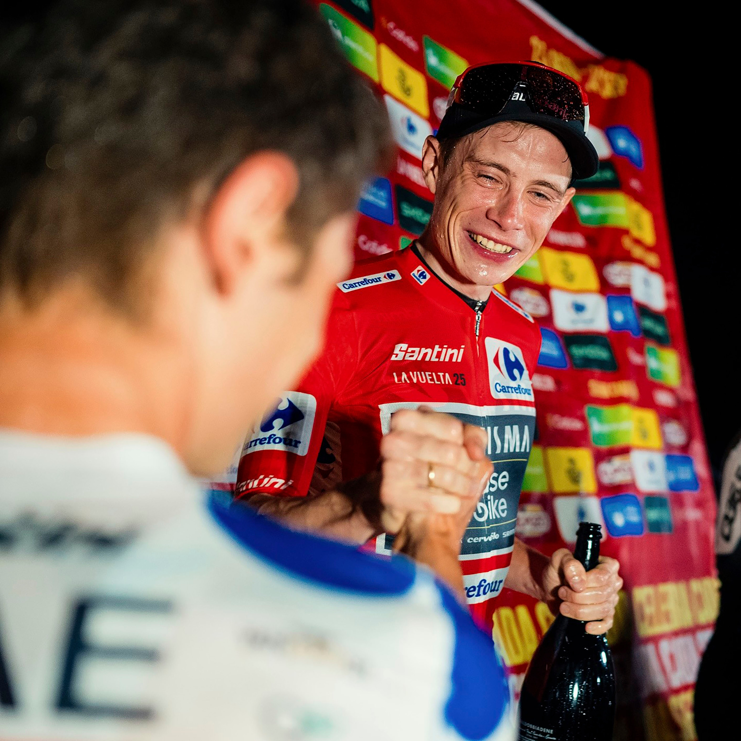 Der blev selvfølgelig fundet en flaske champagne, som  Jonas Vingegaard , 28, kunne sprøjte med, så han for alvor kunne vise, at han var årets vinder af den røde førertrøje i det benhårde løb. 