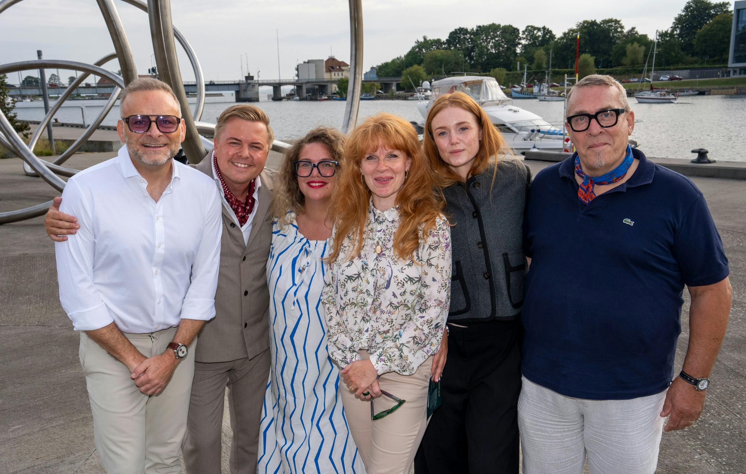 I Sønderborg Sommer Revy Show næste år skal Ane stå på scenen sammen med  Jesper Lundgaard , 55, Jeff Schjerlund, 37,  Rikke Buch Bendtsen , 52,  Johanne Milland , 30 og  Thomas Eje , 68.