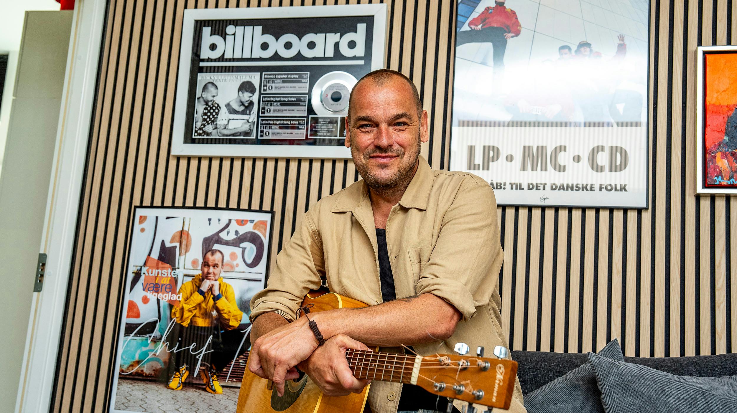 55-årige Lars Pedersen eller Chief 1 , som han hedder i musikbranchen, elsker at lave musik og give andre oplevelser gennem musikken.