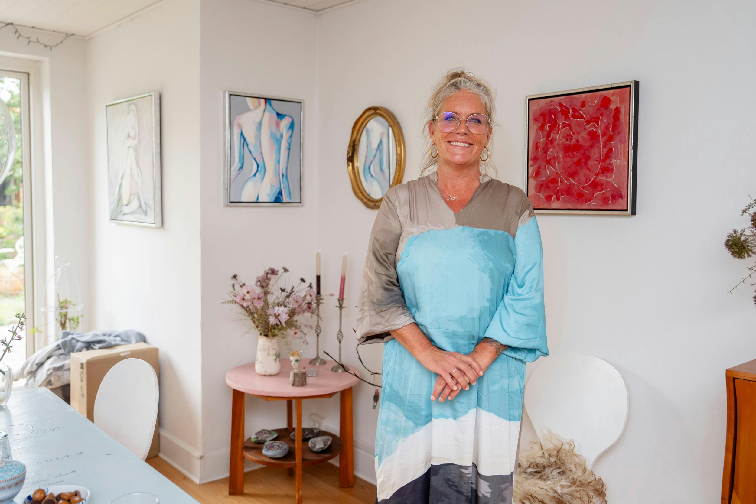 Tine arbejder i dag som skolelærer – men hun har været vidt omkring på arbejdsmarkedet. Hun har bl.a. været i Søværnet, været selvstændig massør, arbejdet som vikar på plejehjem og børnehaver og arbejdet på sikrede afdelinger. 