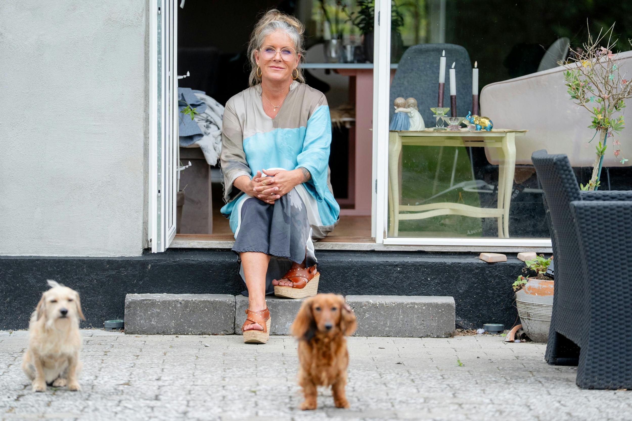 - Der havde været masser af fest, sjov og ballade, mens vi var i Søværnet, så vi havde ikke sparet ret meget op, så vi kørte lidt rundt: Hvor har vi råd til at bo? Det skulle være et sted forholdsvist tæt på vandet, som heller ikke var alt for langt fra København, og så faldt vi bare for området herude, siger Tine, som på den måde havnede i Skibby.