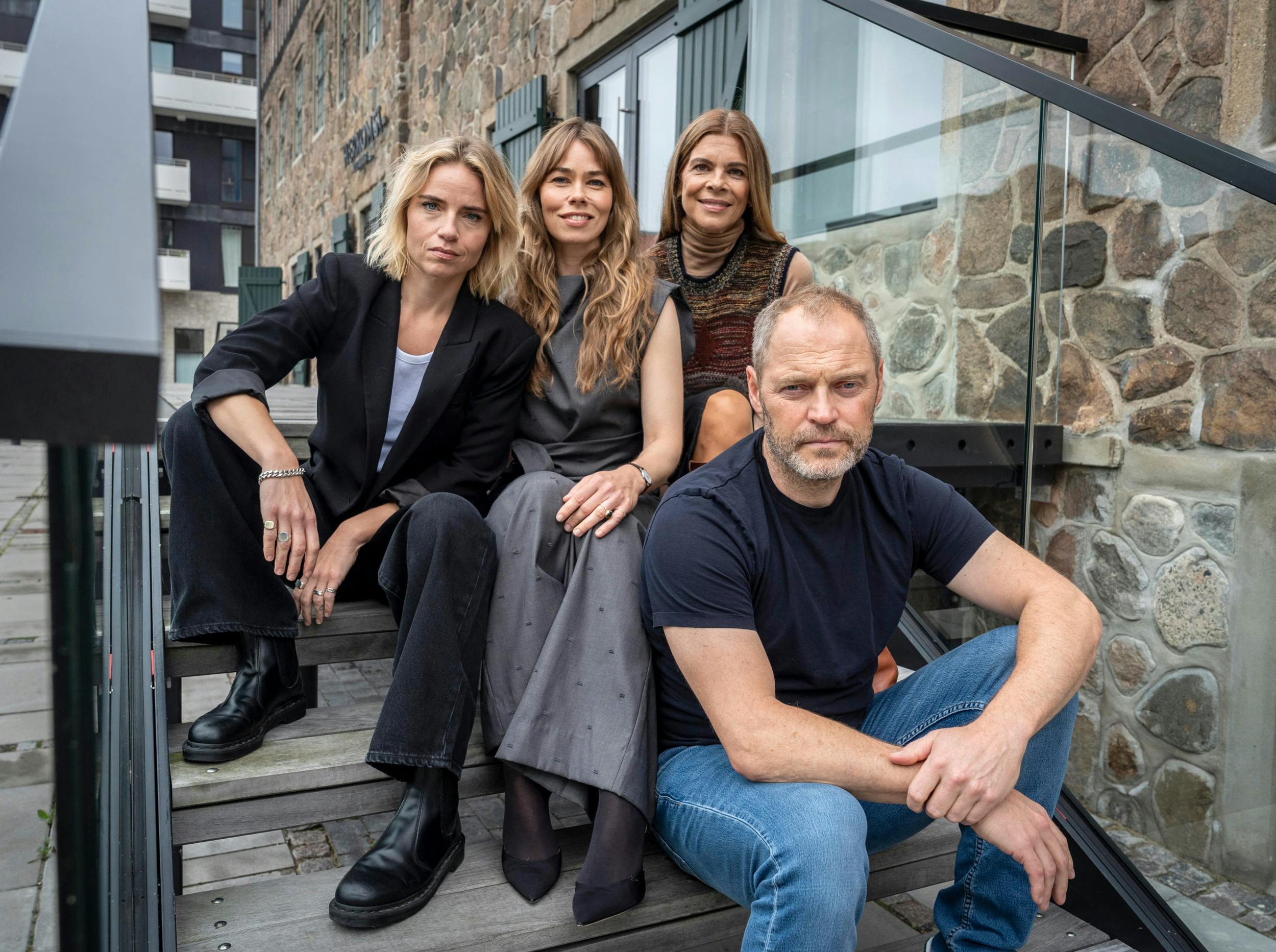 I ”Oxen” for Jacob Lohmann stærkt modspil af  Josephine Park ,   Birgitte Hjort  Sørensen  og   Ellen  Hillingsø .