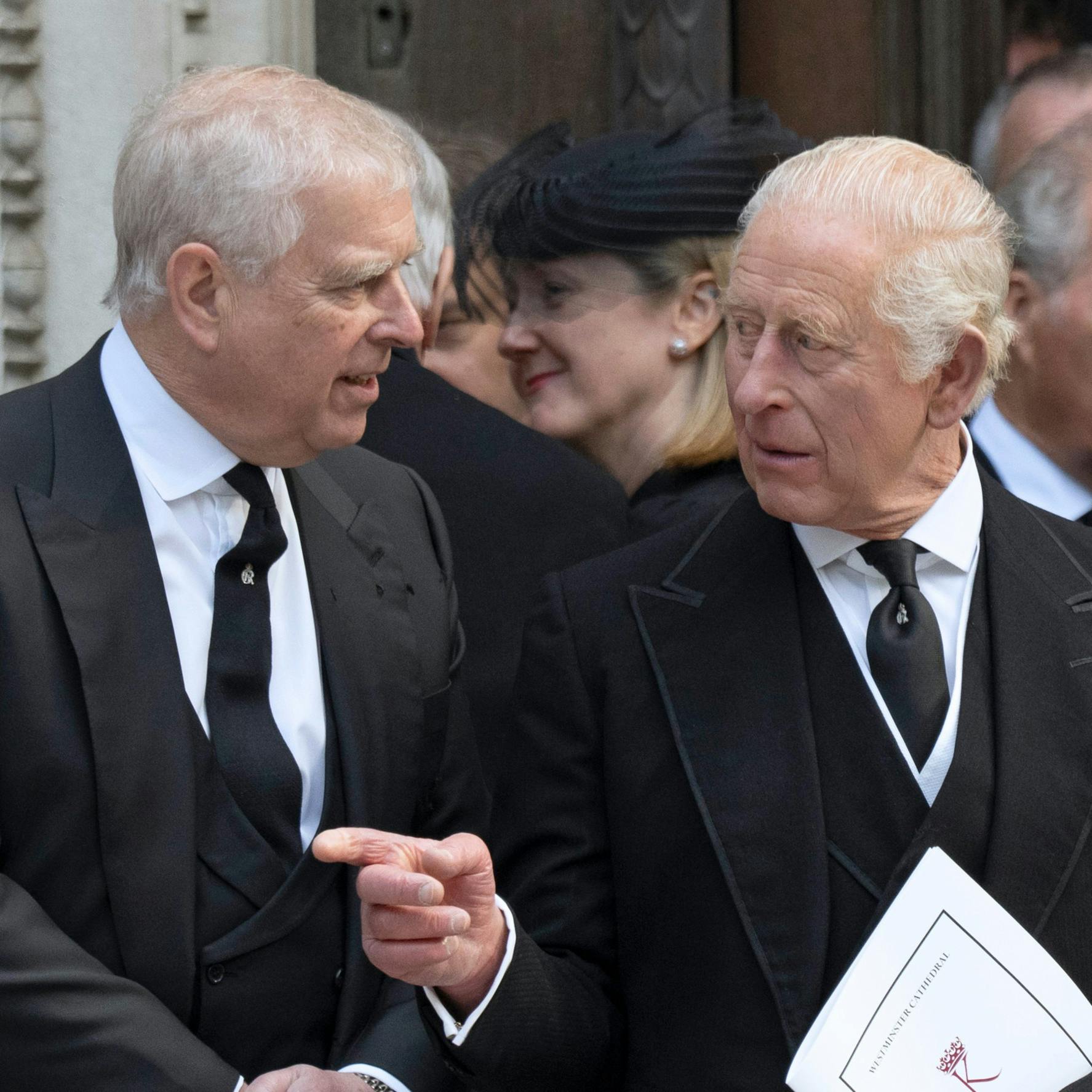 Nu er det op til kong Charles, om hans lillebror prins Andrew også skal miste titlen som prins og andre privilegier. Hertug af York er han ikke længere.