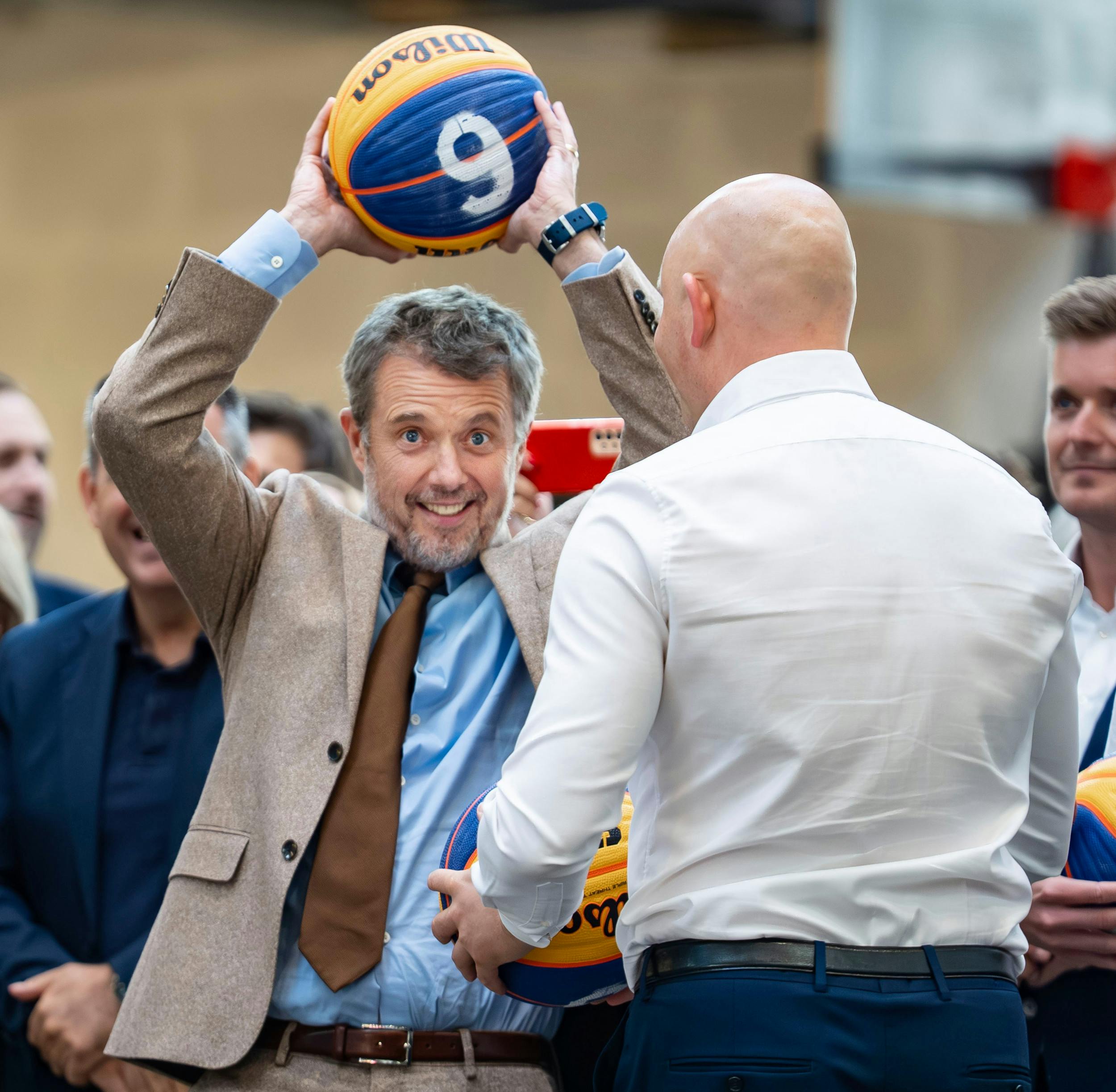 Når kongen tager på opgave, handler det ofte om sport eller andre fredelige emner. Men der kan også være storpolitik på spil. 