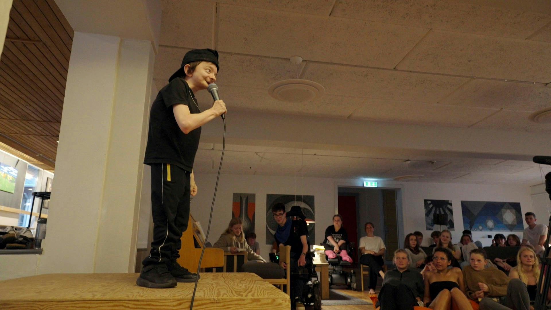 På efterskolen har Piet også fået mulighed for at forfølge sin altoverskyggende drøm: At gå på scenen som standupkomiker.