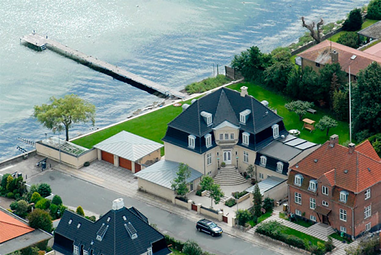 Da det gik bedst, boede Damgaard i en af  Danmarks  dyreste villaer på Hambros Allé 32 nord for København.