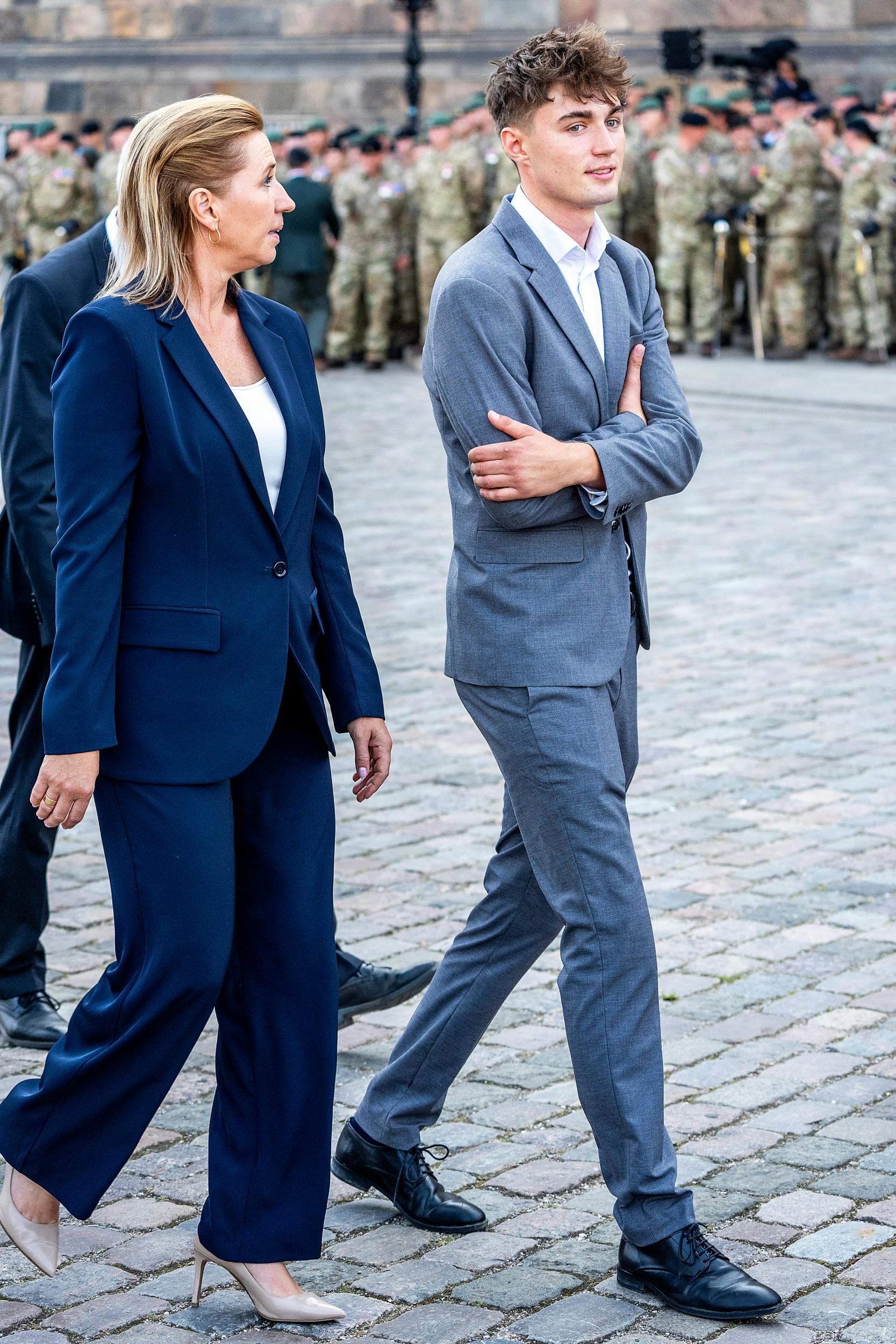 Sønnike Magne , 19, og hans storesøster bliver til tider lokket hjem til mors mad og en god julekalender.