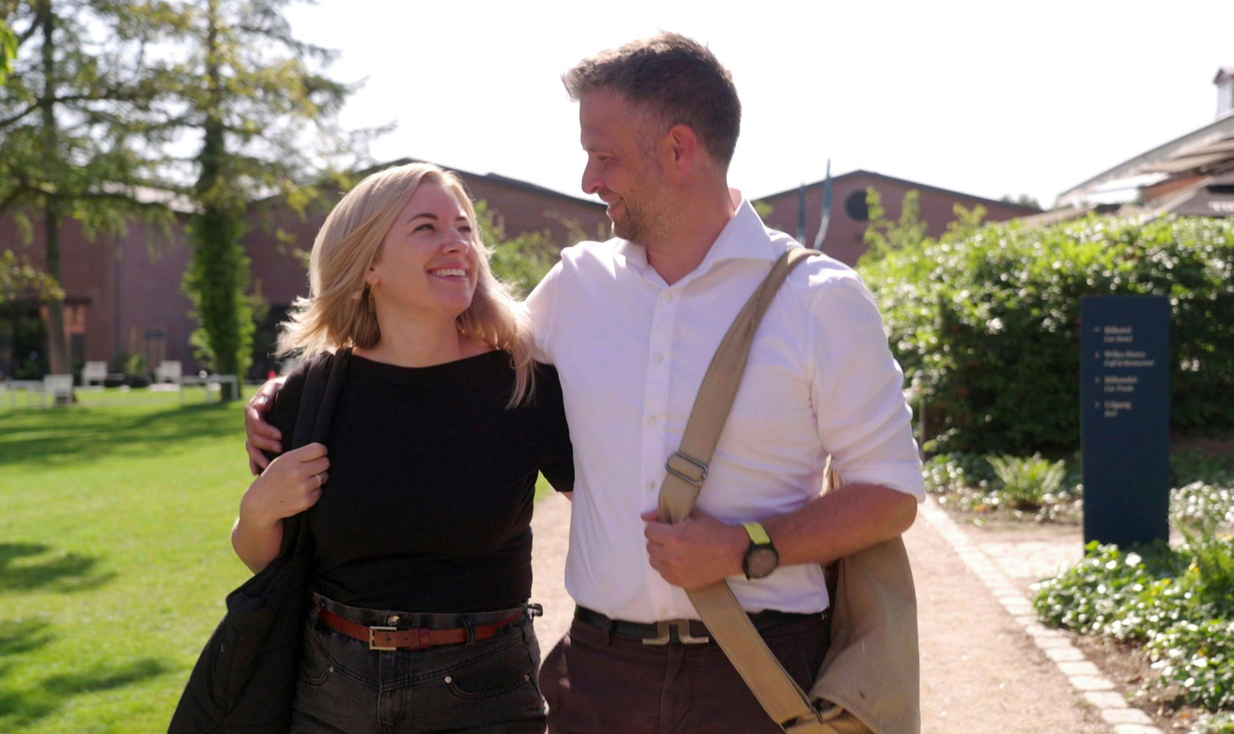 Statsministeren sad derhjemme og heppede på Dorthe Brown , 42, og Lasse Lilja Vilhelmsen , 41, – også selv om sidstnævnte faktisk er en af Mettes politiske modstandere.