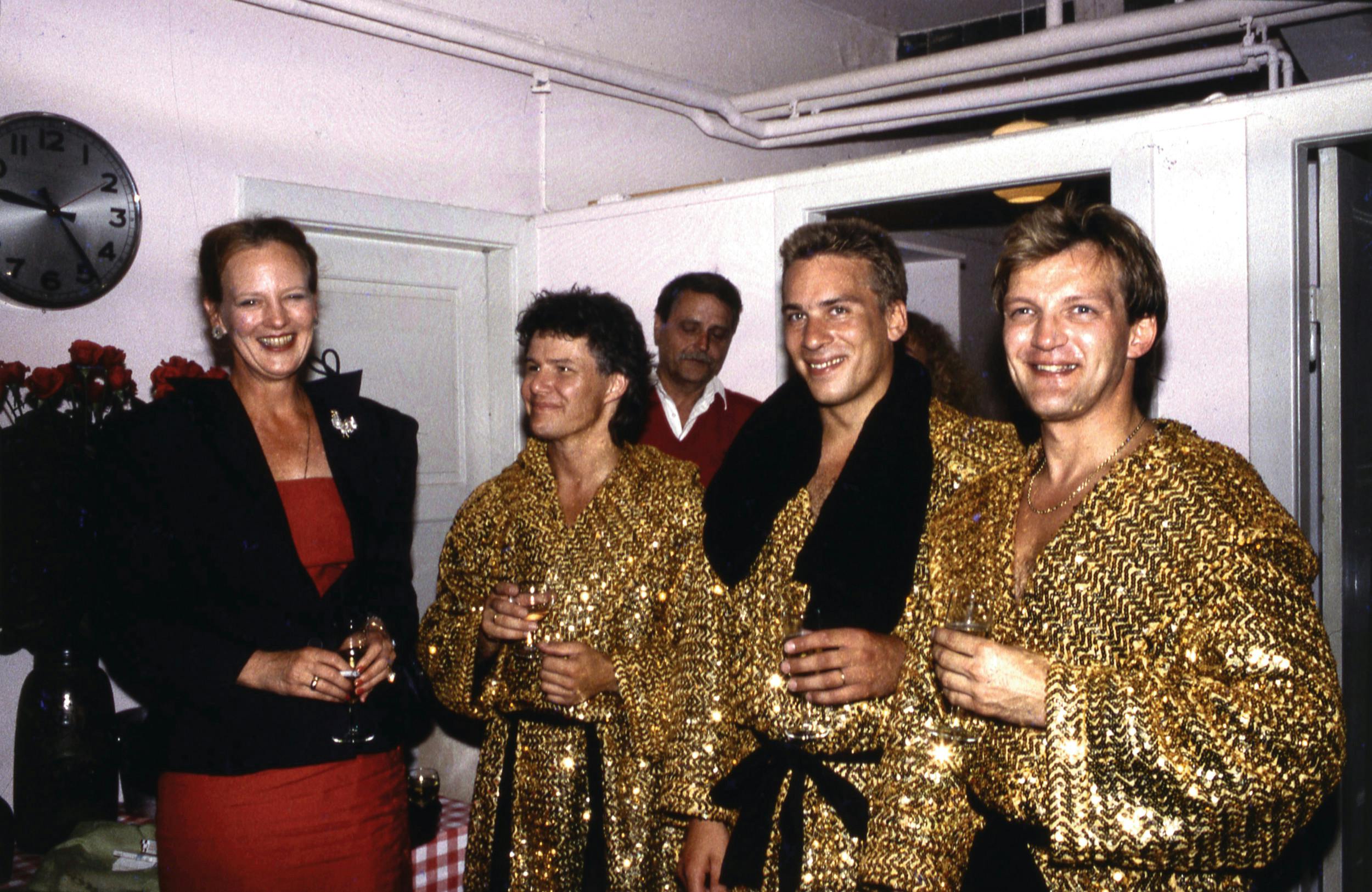 Gulddrenegene og dronningen – den rigtige efter endnu et successhow i 1990. 