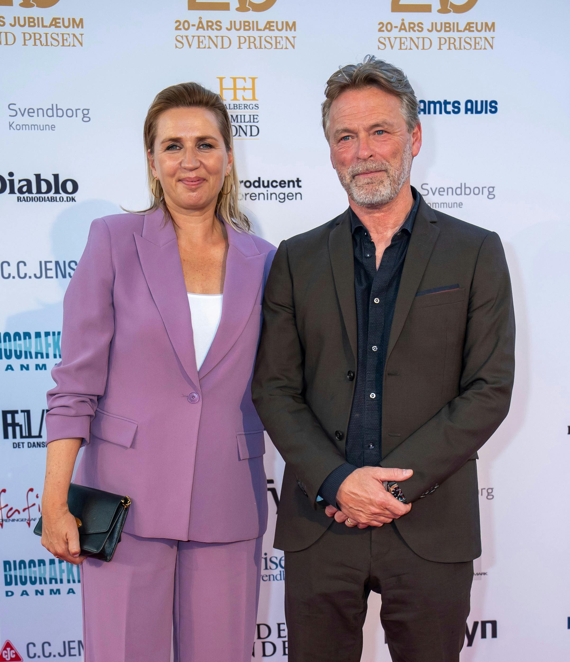 Statsministeren med sin mand Bo Tengberg , 60. Han har fået kritik for at udnytte sin position som ”førstemand” til at lave dokumentarfilm om Zelenskyj.