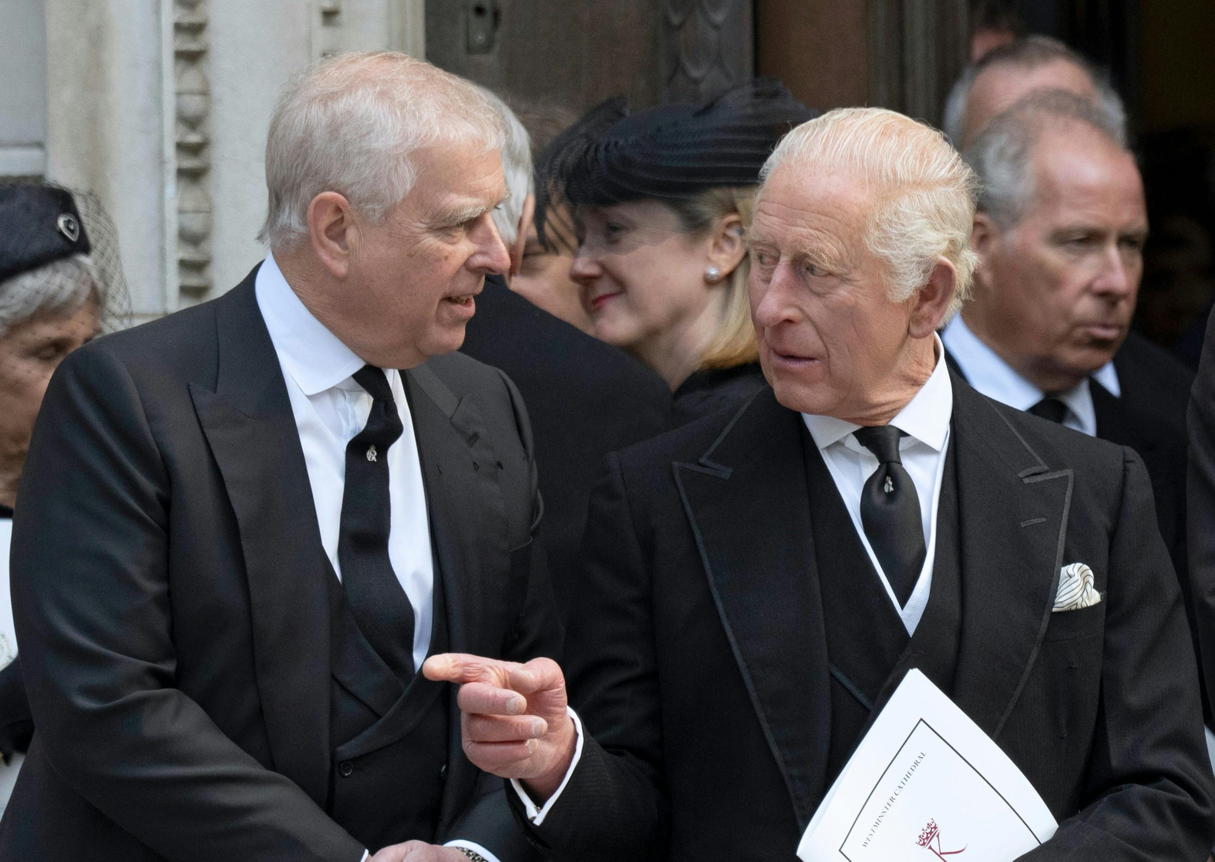 Det er nok sidste gang, vi får Andrew at se så tæt på sin bror, kong Charles. 