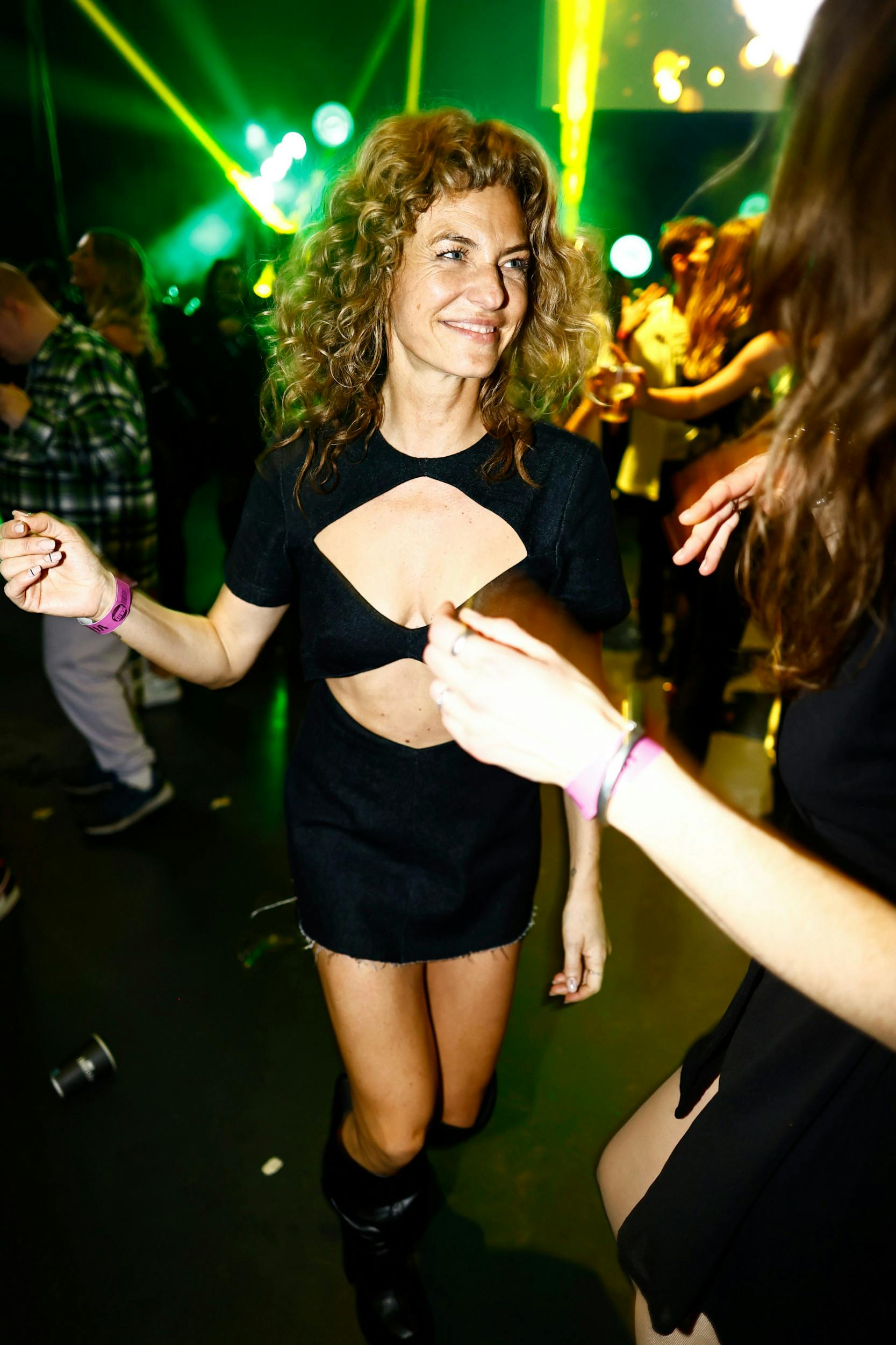 Selv om det er slut med alkohol og stoffer, kan tv-værten stadig godt lide at gå i byen – modsat Ben Kaniewski. 