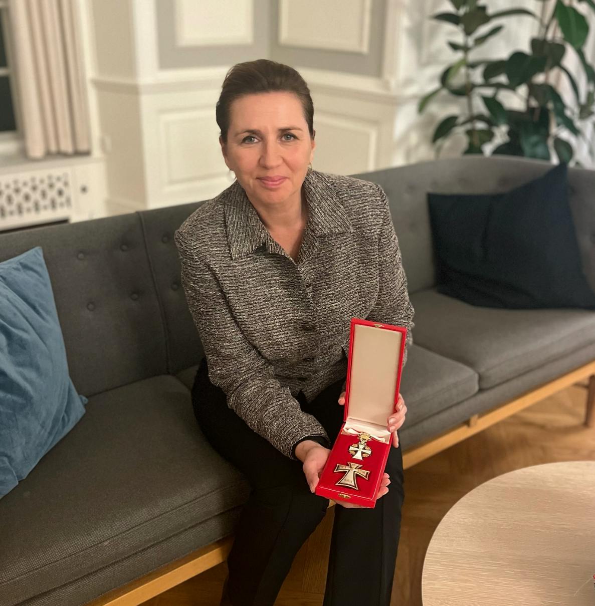 Socialdemokrater har i generationer sagt nej tak til kongelig ”sildesalat” – men Mette Frederiksen har ændret traditionen og af kong Frederik er hun blevet udnævnt til kommandør af 1. grad af Dannebrogordenen. 