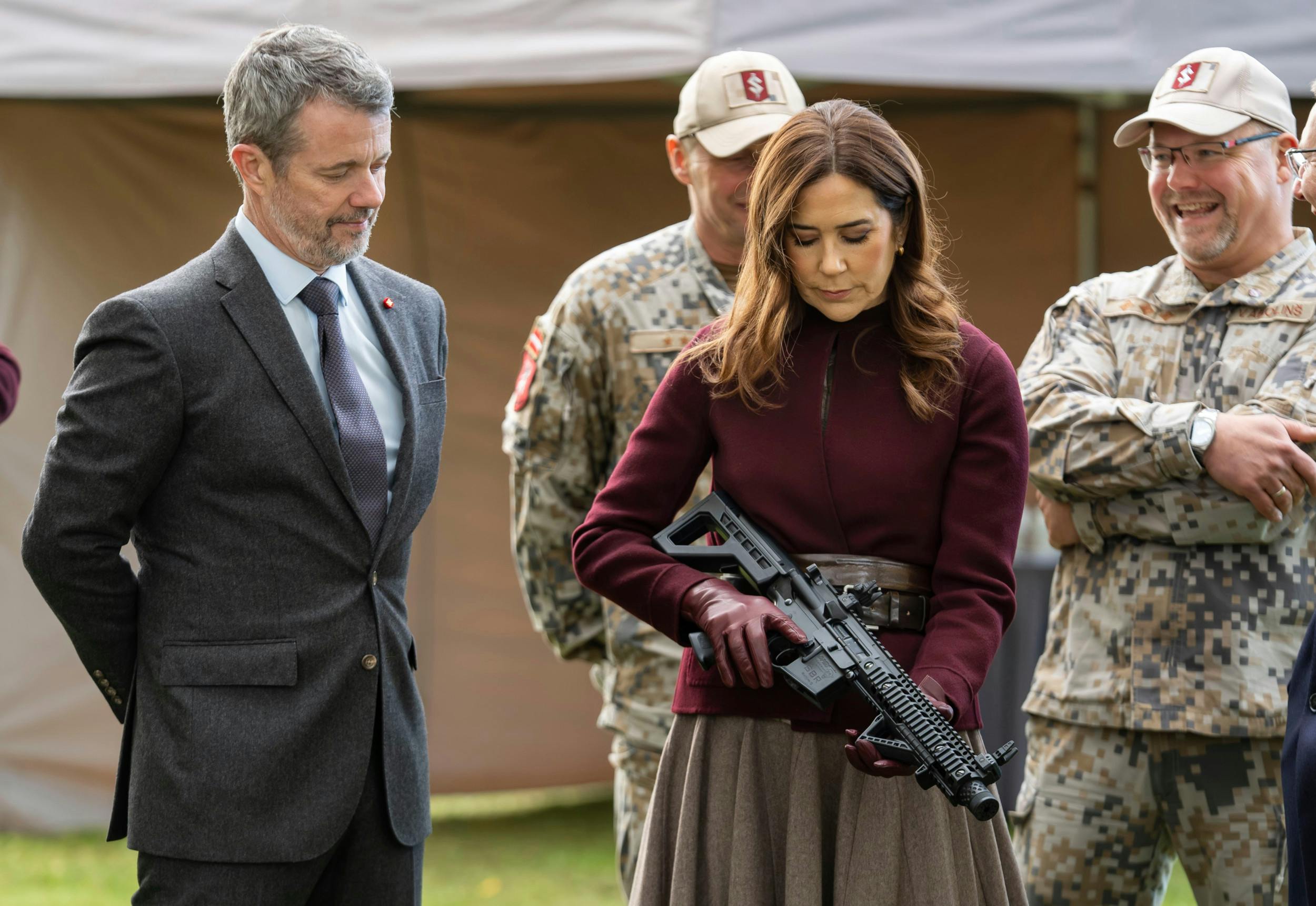 I Letland udskiftede dronning Mary Prada-tasken med våben – et tydeligt budskab til Putin.