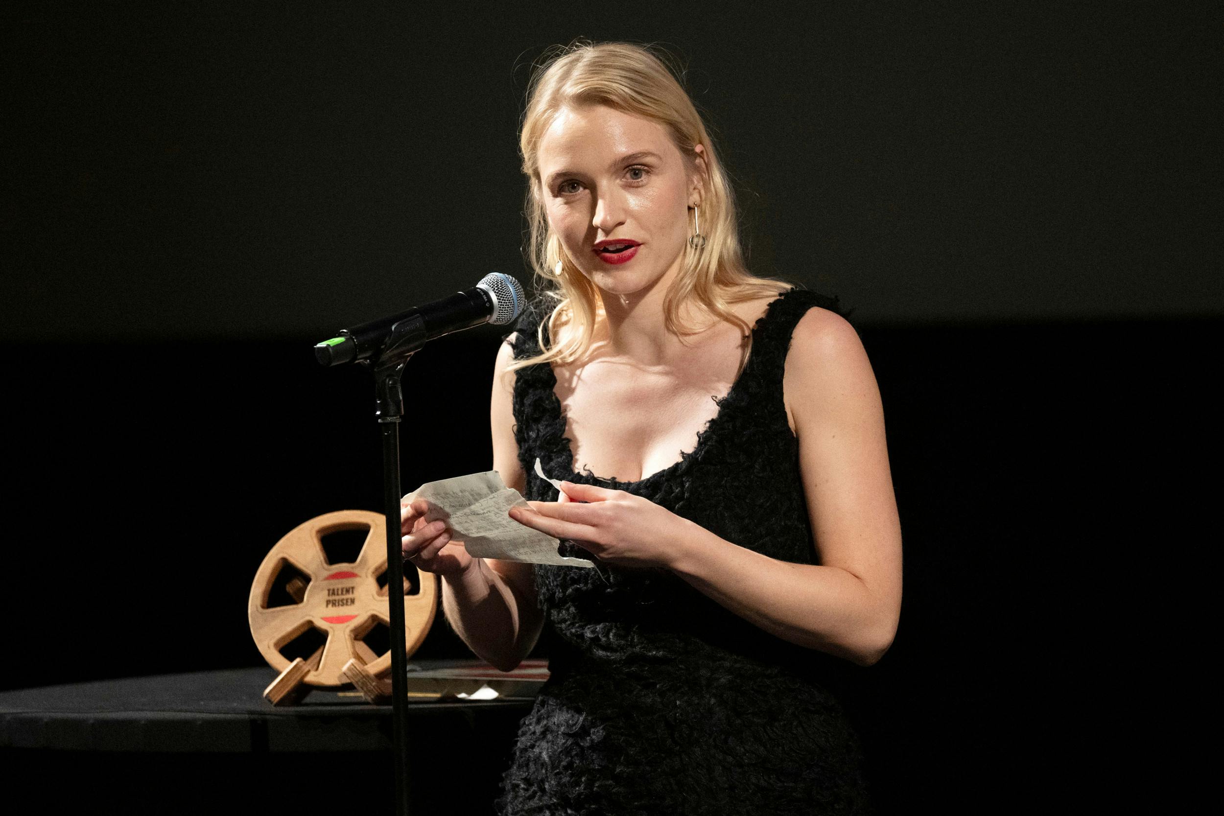 – Undskyld, jeg er meget nervøs, lød det fra den nye, danske stjerneskuespiller, da hun forleden modtog Talentprisen ved Series Awards i Aarhus. 