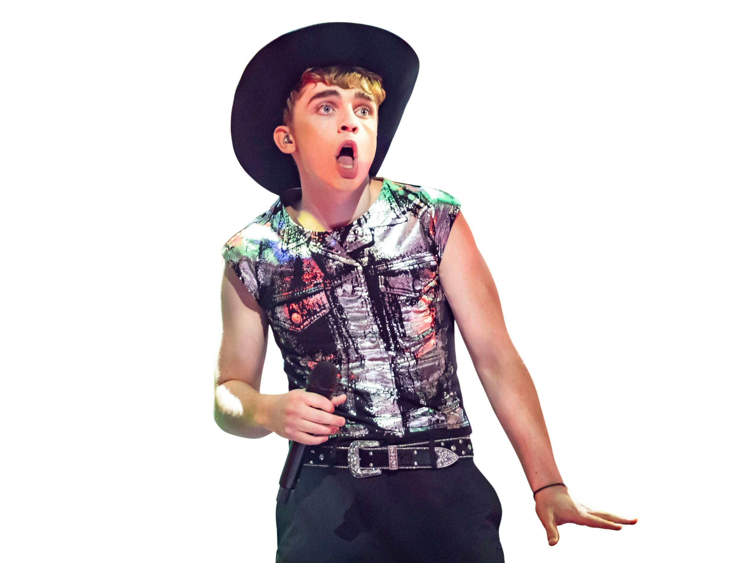 – Nu er det første gang i halvandet år, jeg kryber ud af det famøse ”X Factor”-hul, som mange deltagere desværre ender i, siger Cristian Oprea.