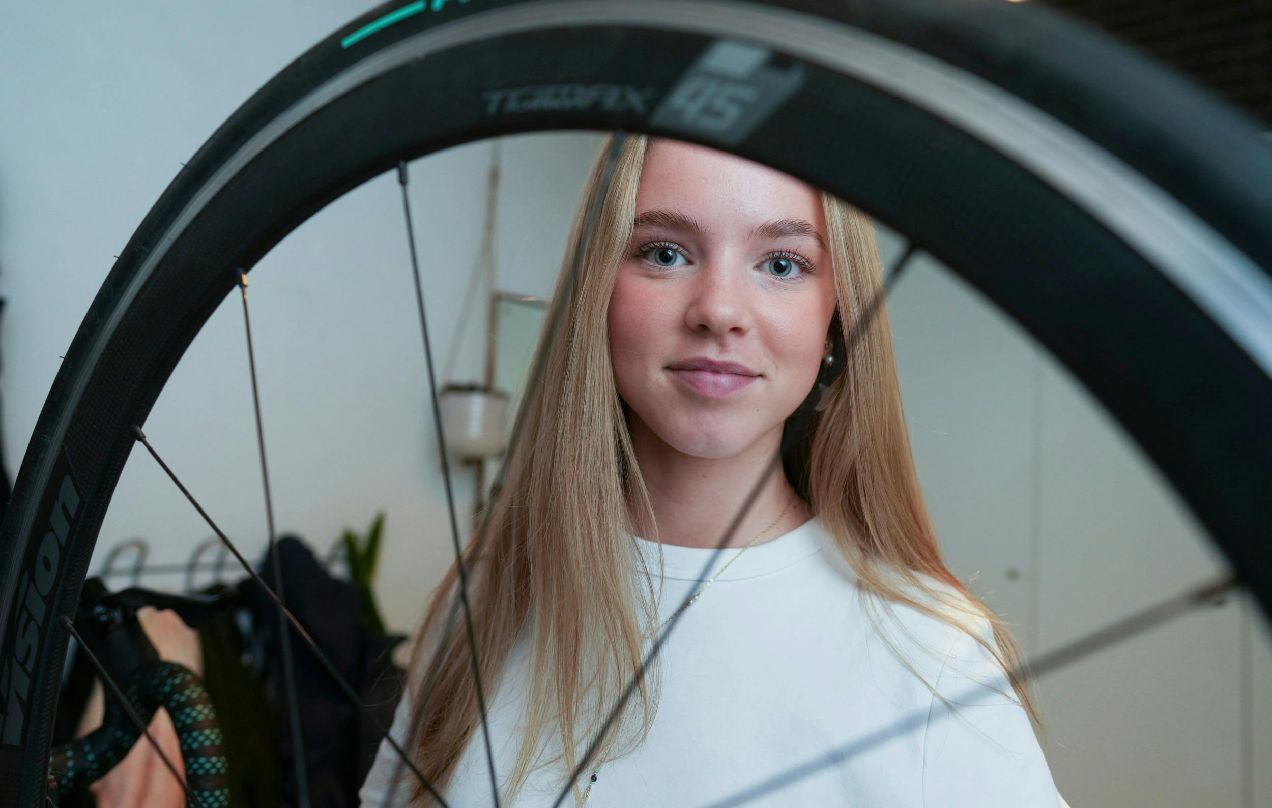 For at holde den slanke linje både løber og cykler den unge bagedronning. 