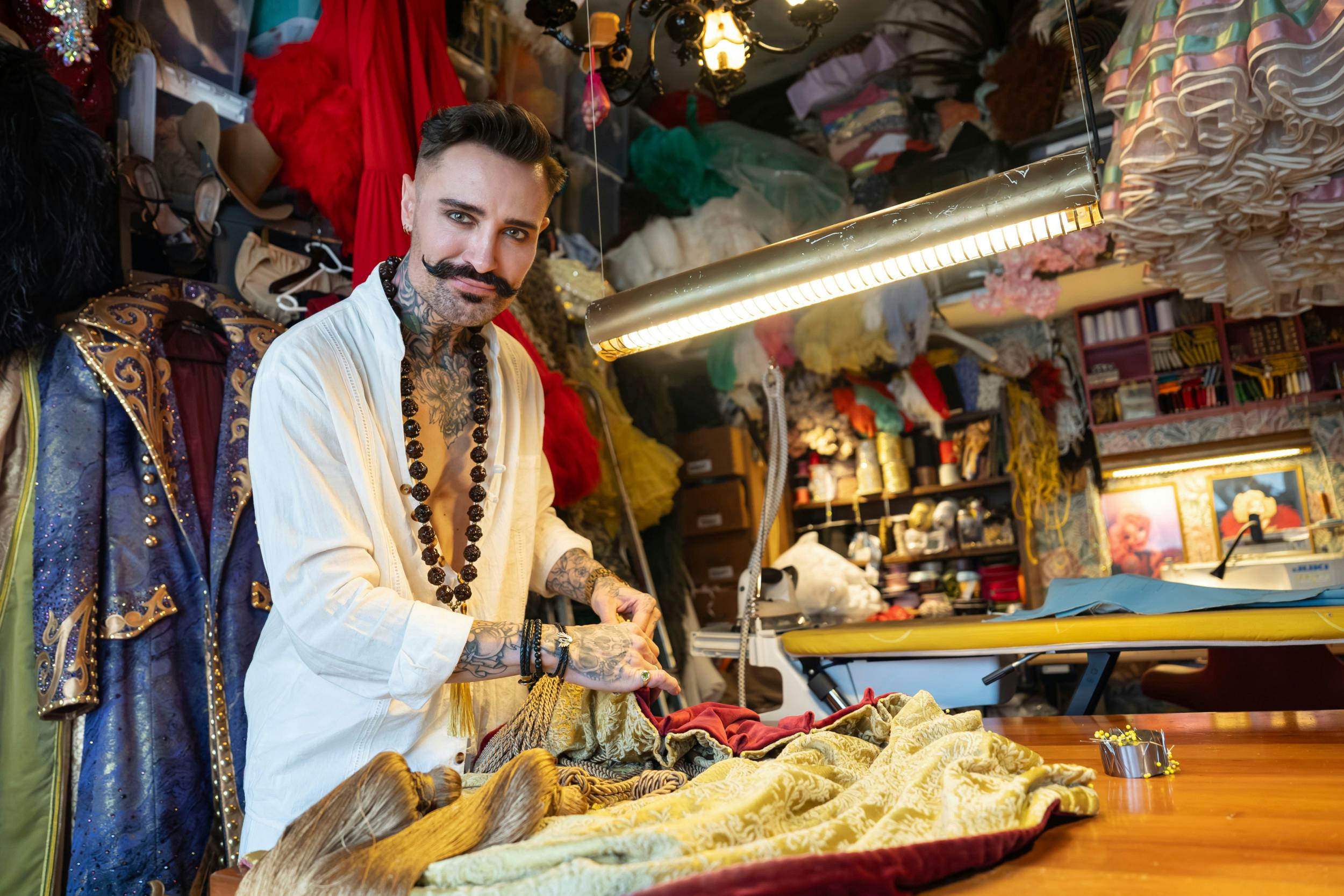 Tinus tog en pause fra verdens genvordigheder, når han satte sig ved symaskinen.