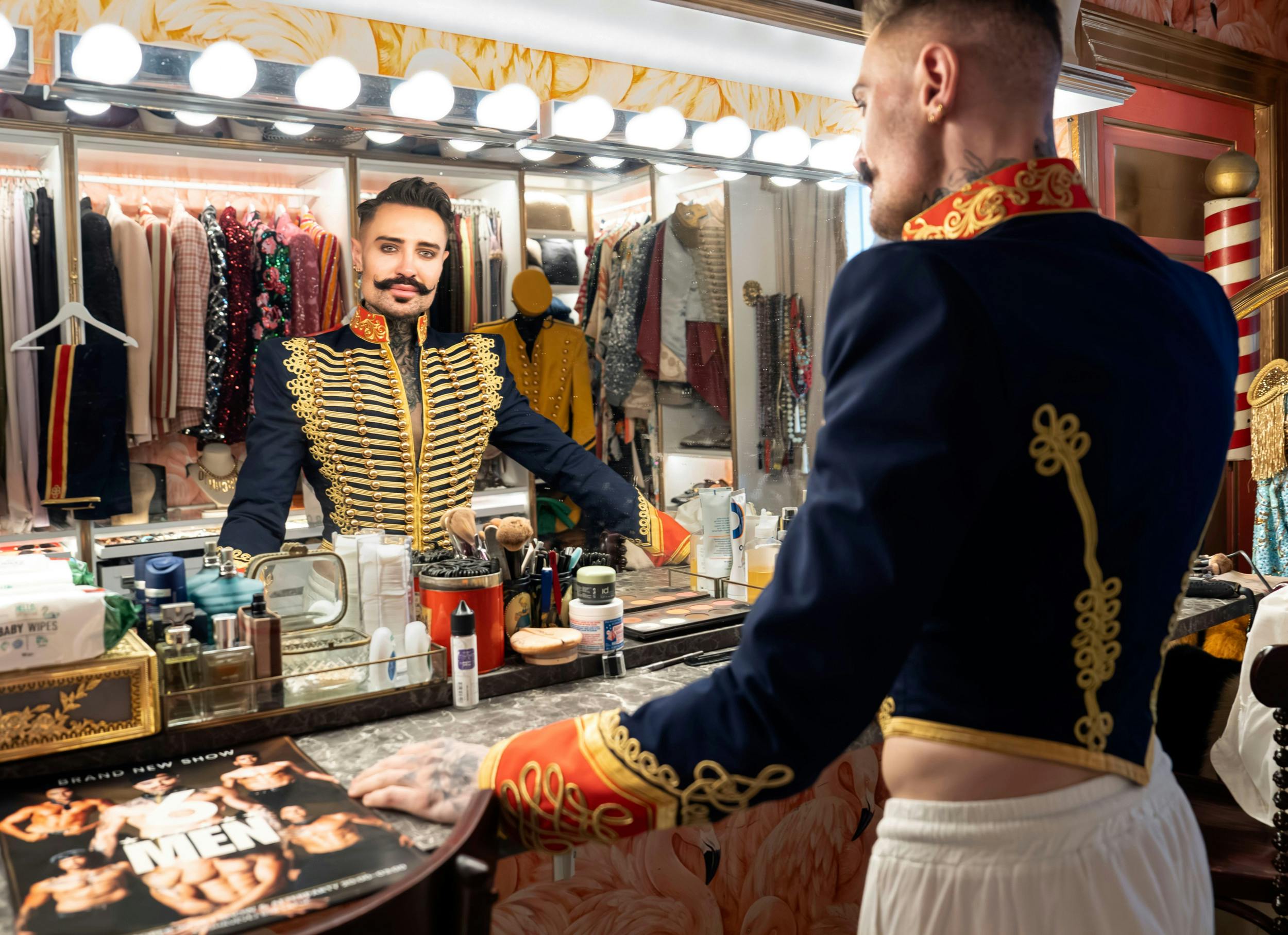 Det er Tinus’ håb, at andre, som stikker ud og har det svært kan finde både håb og spejling i hans historie.