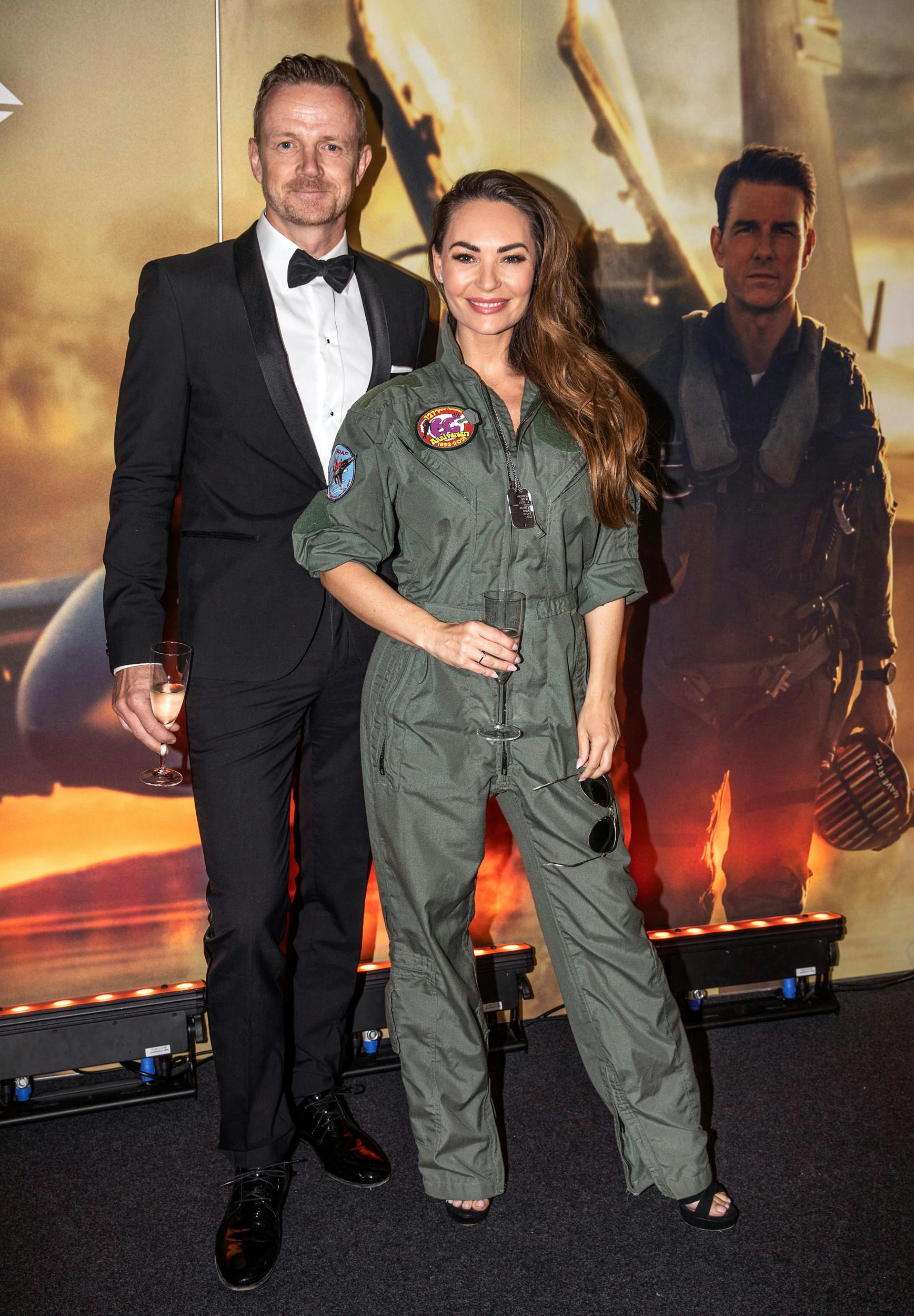 Ved premieren på filmen ”Top Gun” var Mascha i den flyverdragt, som normalt sidder på Troels Krohn Dehli .