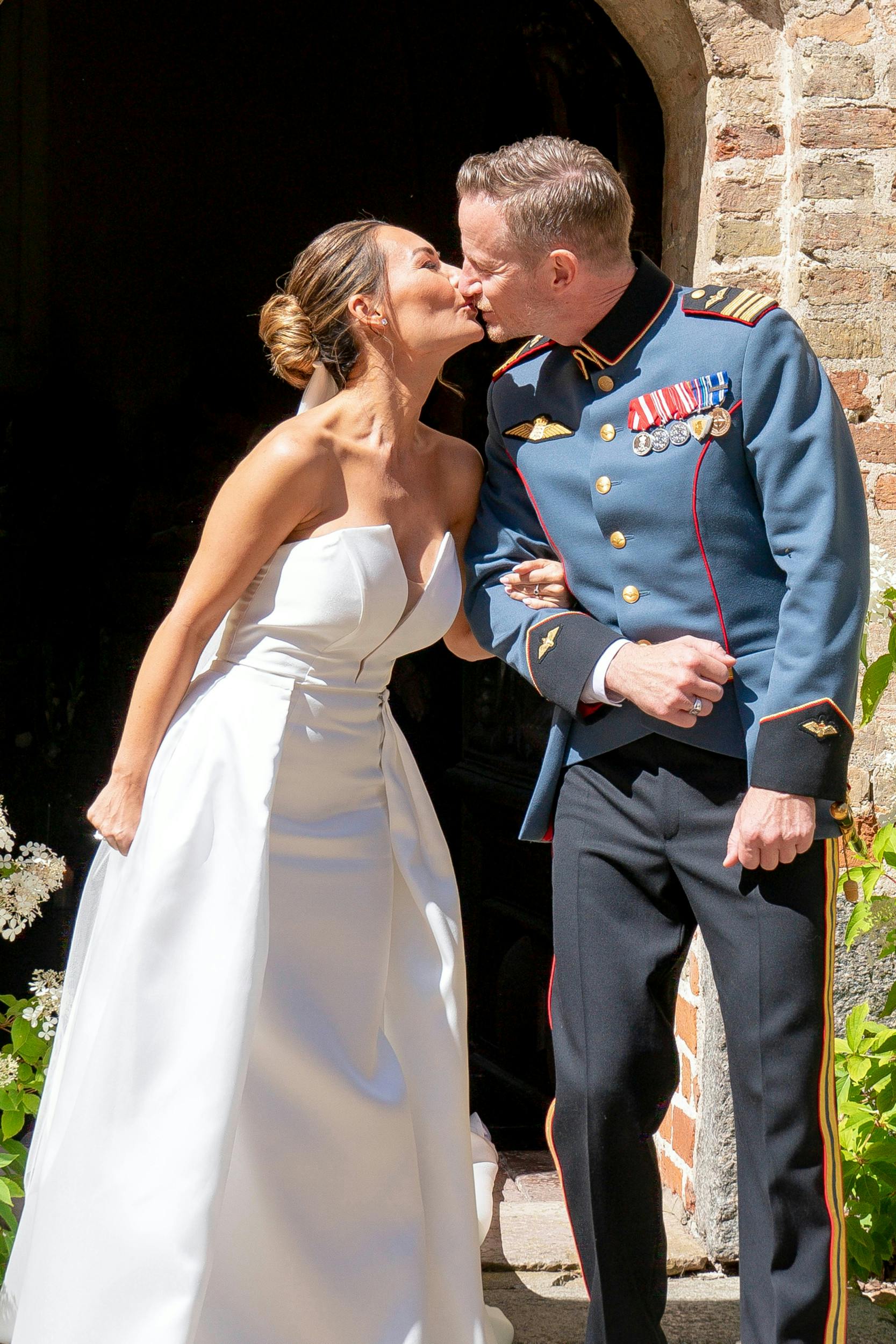 Ægteskabet bliver sat på prøve, når piloten piler mod Amerika.