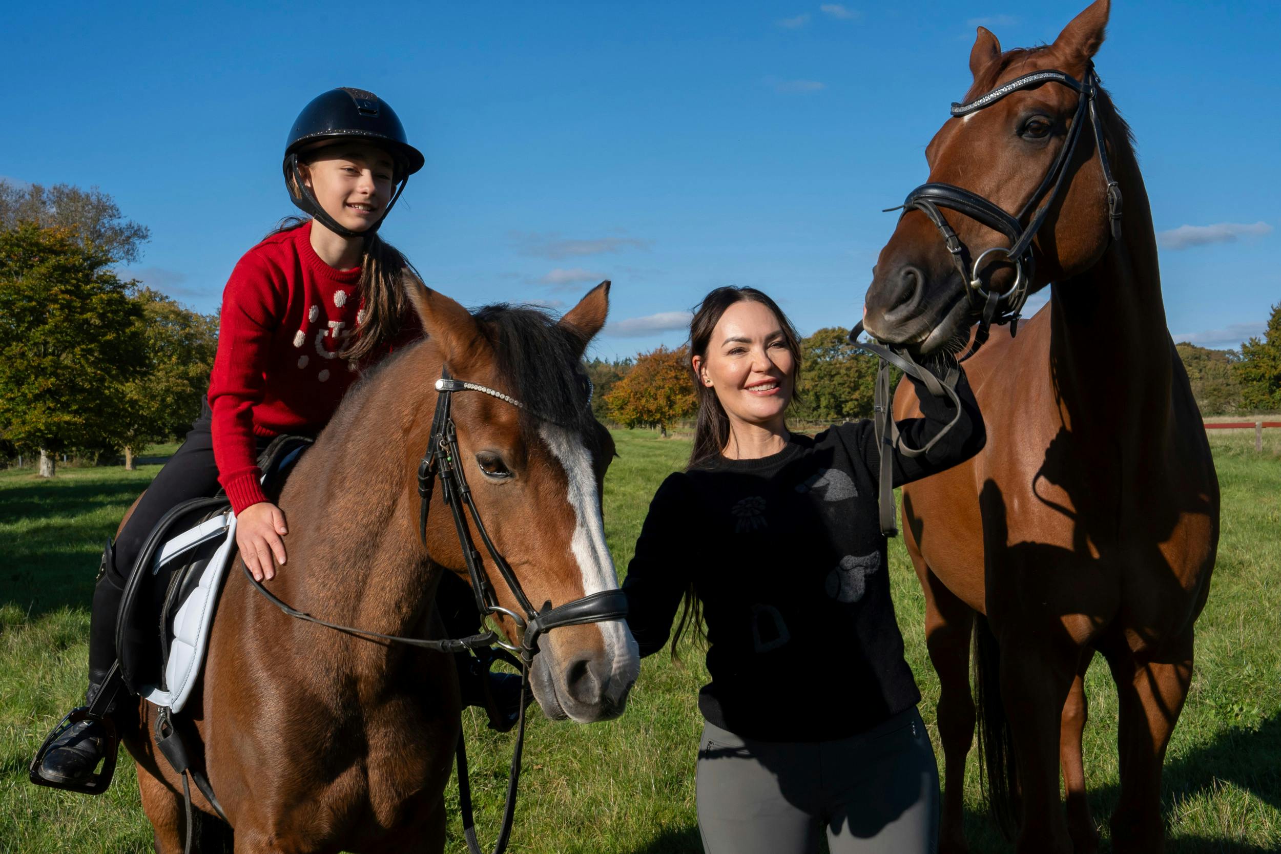 Mascha har både datteren  Hollie Nolia , 12, og familiens heste at tænke på, før turen måske går til USA.  