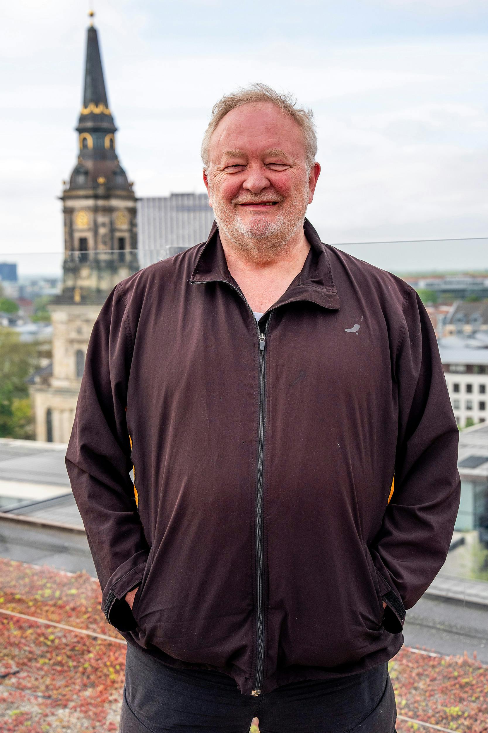 I ”Borgen” var han minister, men skuespiller  Bjarne Henriksen, 66, vil i virkeligheden også gerne være noget inden for politik. Så han stiller op for Socialdemokratiet på Frederiksberg. 