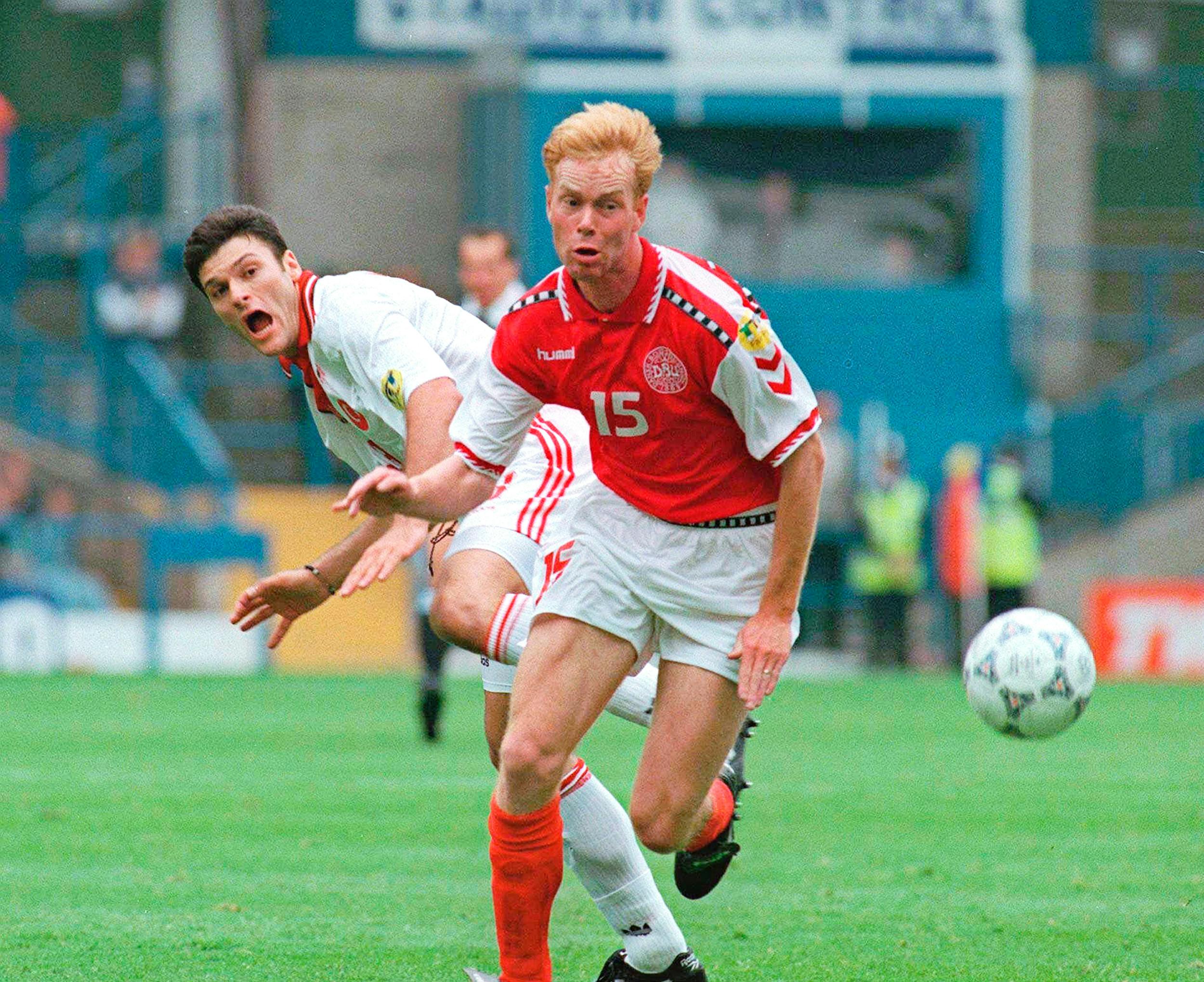 Tidligere landsholdsspiller Erik Bo Andersen, 54, kaldet ”Røde Romario”, spiller nu for lokallisten Østbroen, der kan stemmes på i Randers.