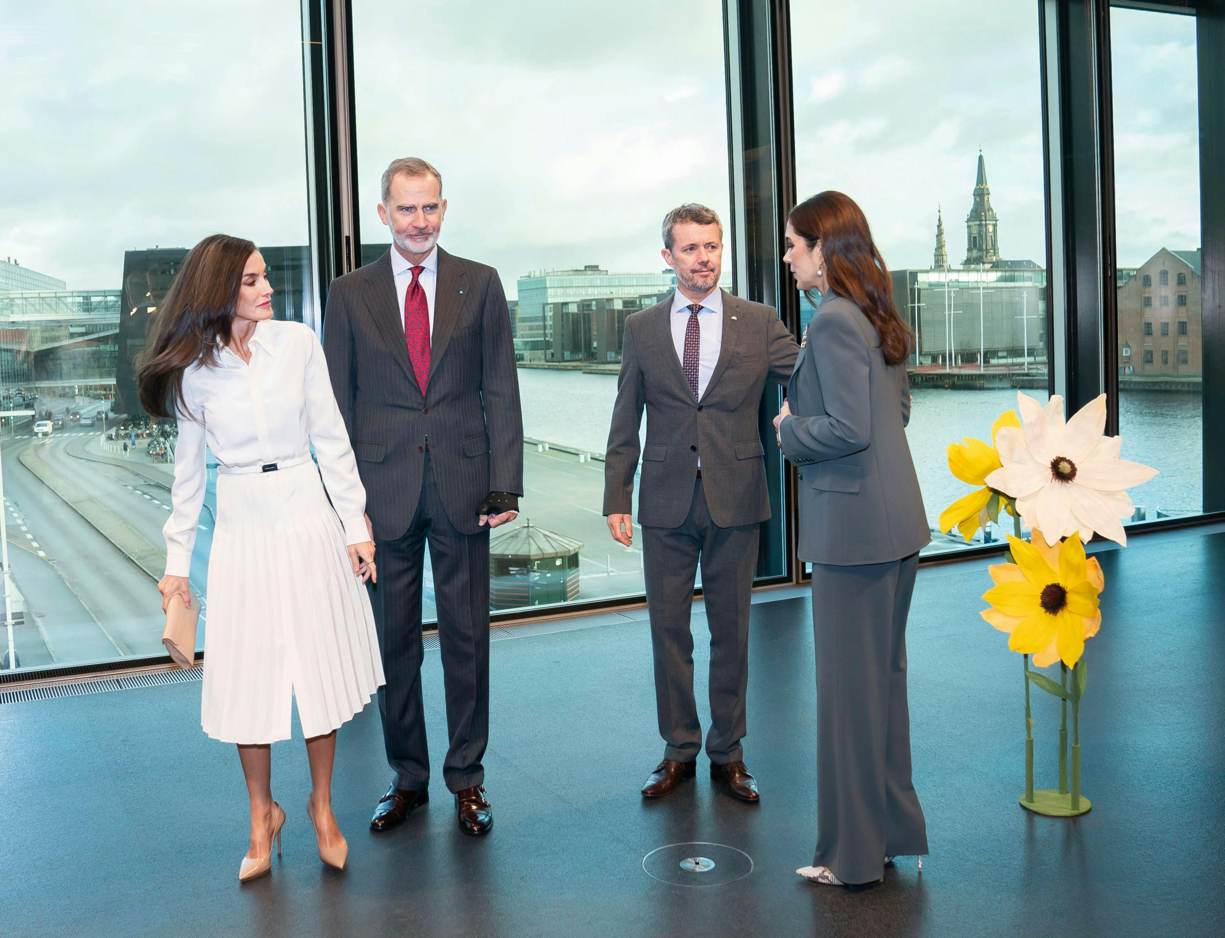 Den mystiske historie om det dansk-spanske møde var breaking news i Spanien, mens deres eget kongepar, Felipe , 57, og Letizia , 53, var på officielt besøg hos Frederik og Mary , 53.