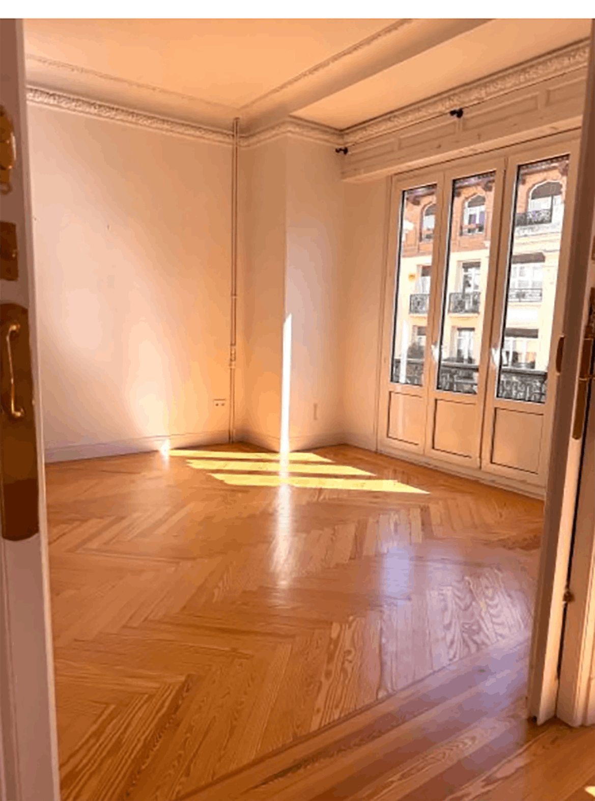 Lejligheden er nu forladt og sat til leje for et svimlende beløb. 