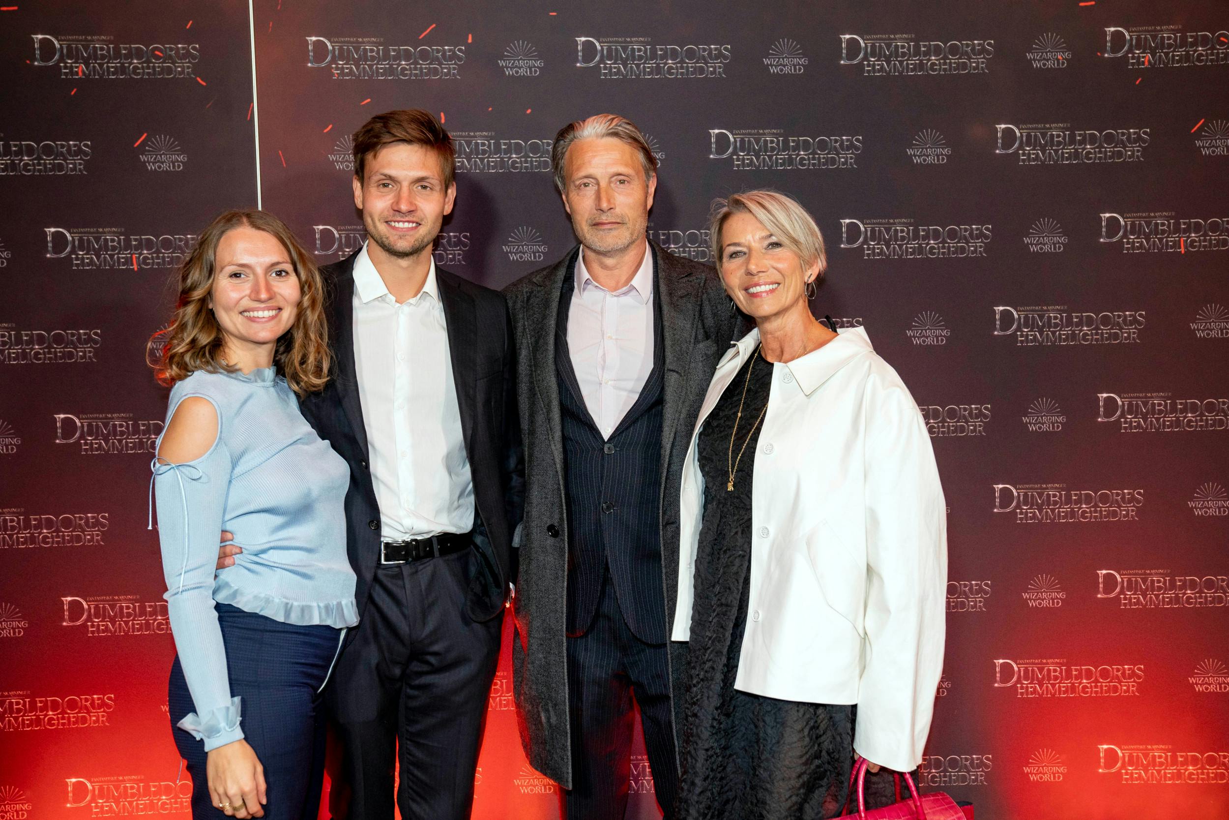 Parret har sammen datteren Viola , 32, og sønnen Carl , 28 – her samlet til gallapremiere på ”Fantastiske skabninger: Dumbledores hemmeligheder” i 2022.