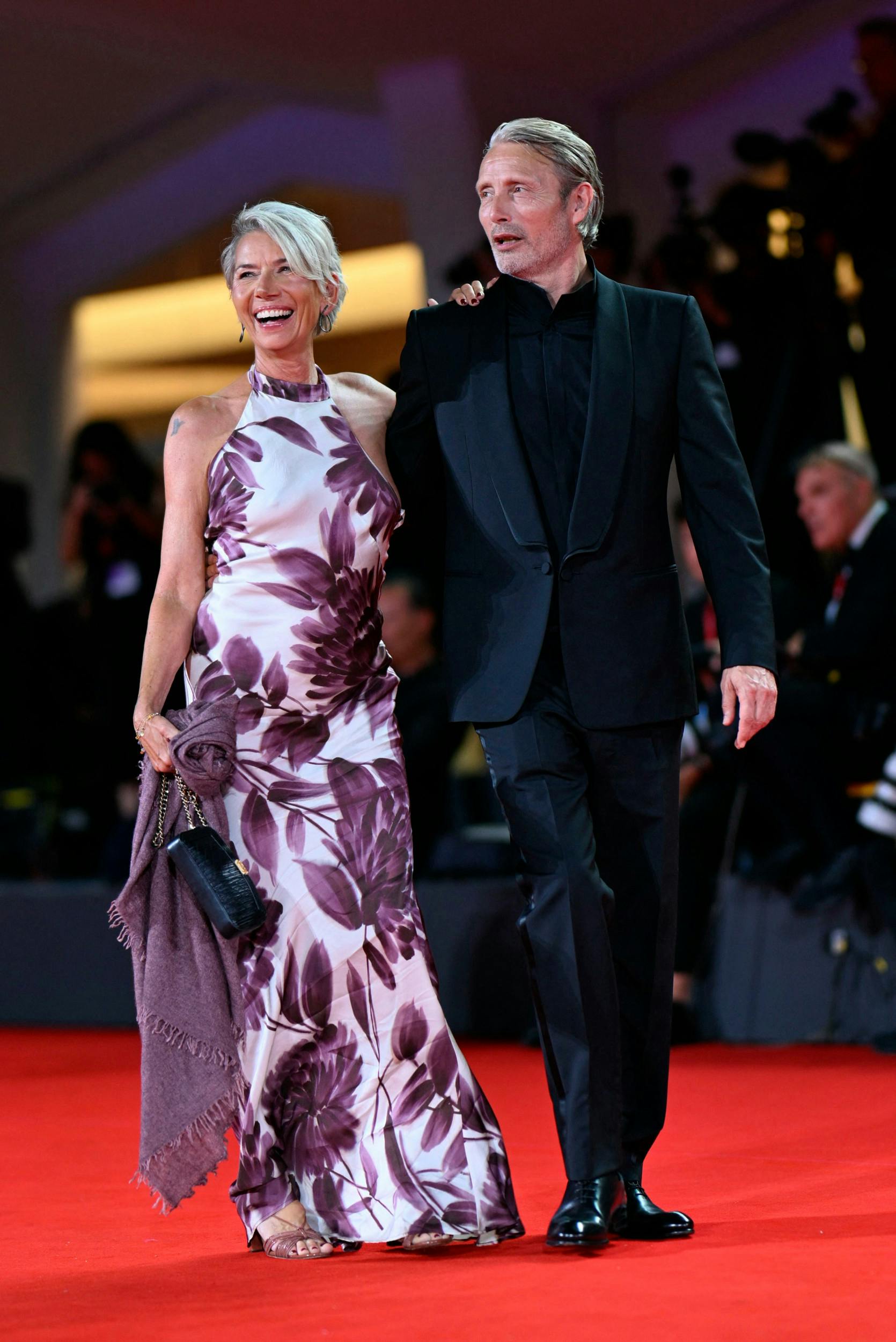 Siden 1987 har Hanne Jacobsen , 64, været kvinden ved Mikkelsens side – således også til filmfestivalen i Venedig i august til verdenspremieren på ”Den sidste viking”.