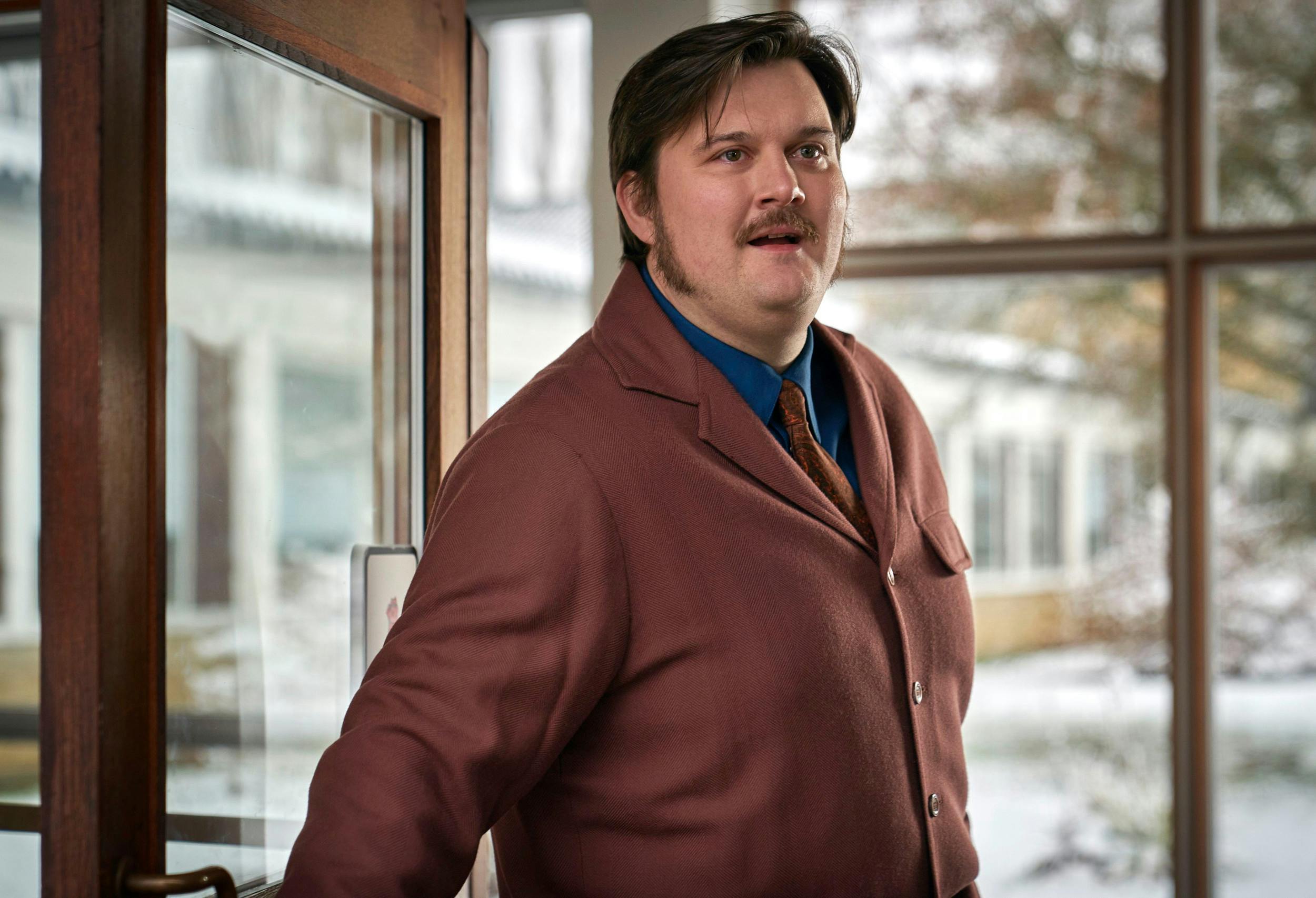 – På mange måder vil jeg sige, at Lis er mig i 60’erne. Hun har barn med en homoseksuel – det har jeg også, siger Sofie Torp, hvis karakterer, Lis, har stiftet familie med Frans spillet af Nicolai Jørgensen , 35.